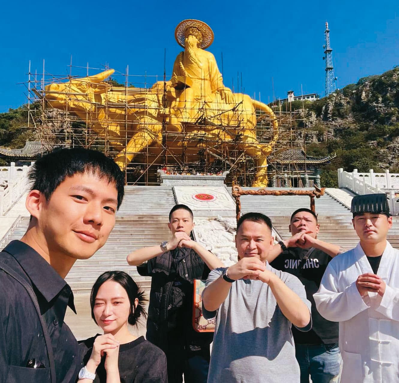吳念軒（左）和女友與其父親張威縯一起旅行。 （翻攝自張威縯IG）