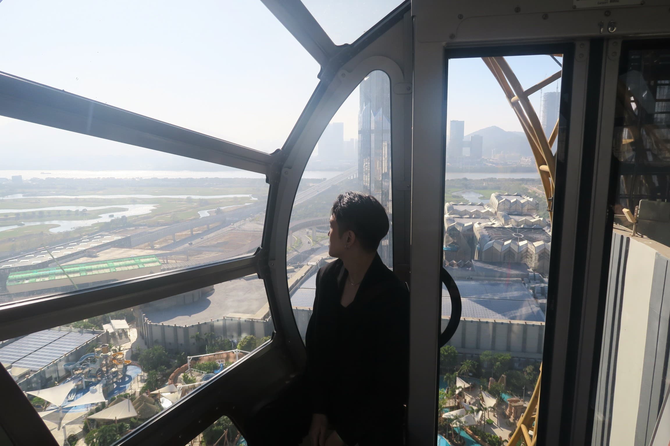 坐在全透明的觀景廂內,可以遠眺港珠澳大橋與橫琴珠海景觀。