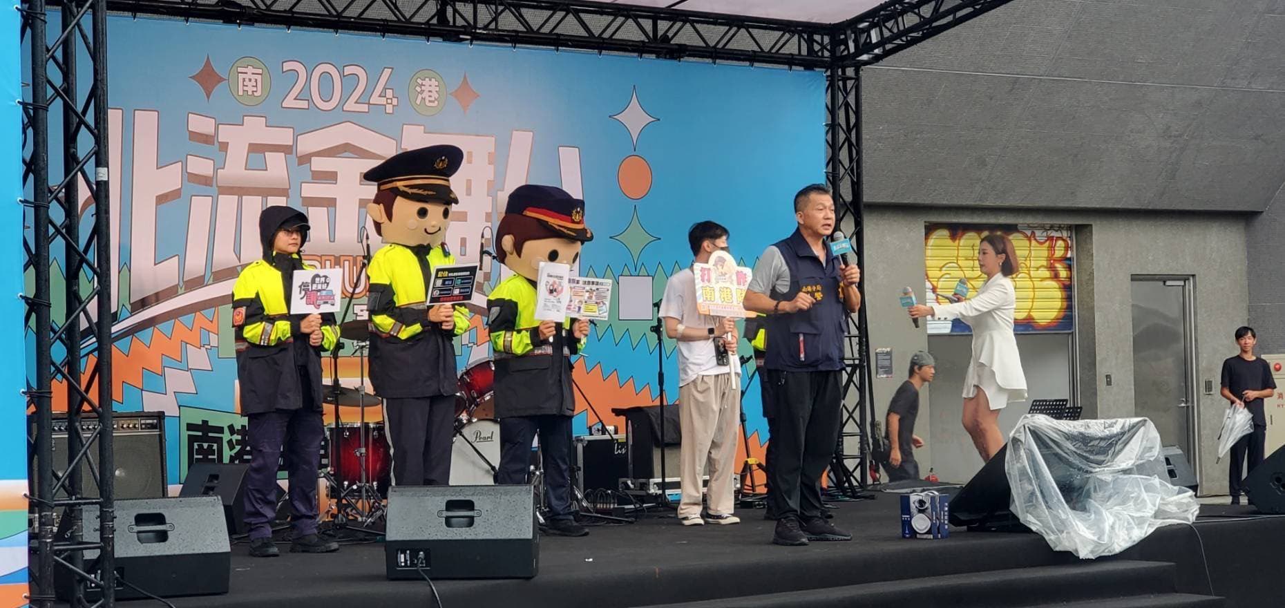 南港分局分享各項防詐、交通、婦幼安全預防知識。(南港分局提供)