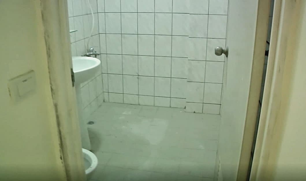 5名年幼的死者被發現以棉被等物品包裹,層層堆疊排列在透天厝樓上的浴室中。(翻攝畫面)