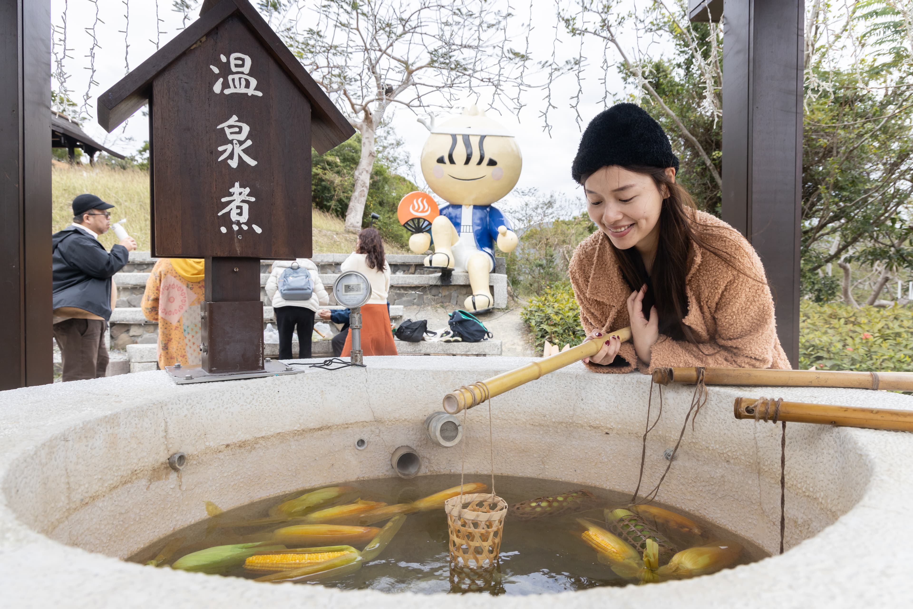 遊客可以自帶食物到「溫泉煮」,也能在商店購買雞蛋、鴨蛋與橘子等,體驗地熱溫泉煮食的樂趣。