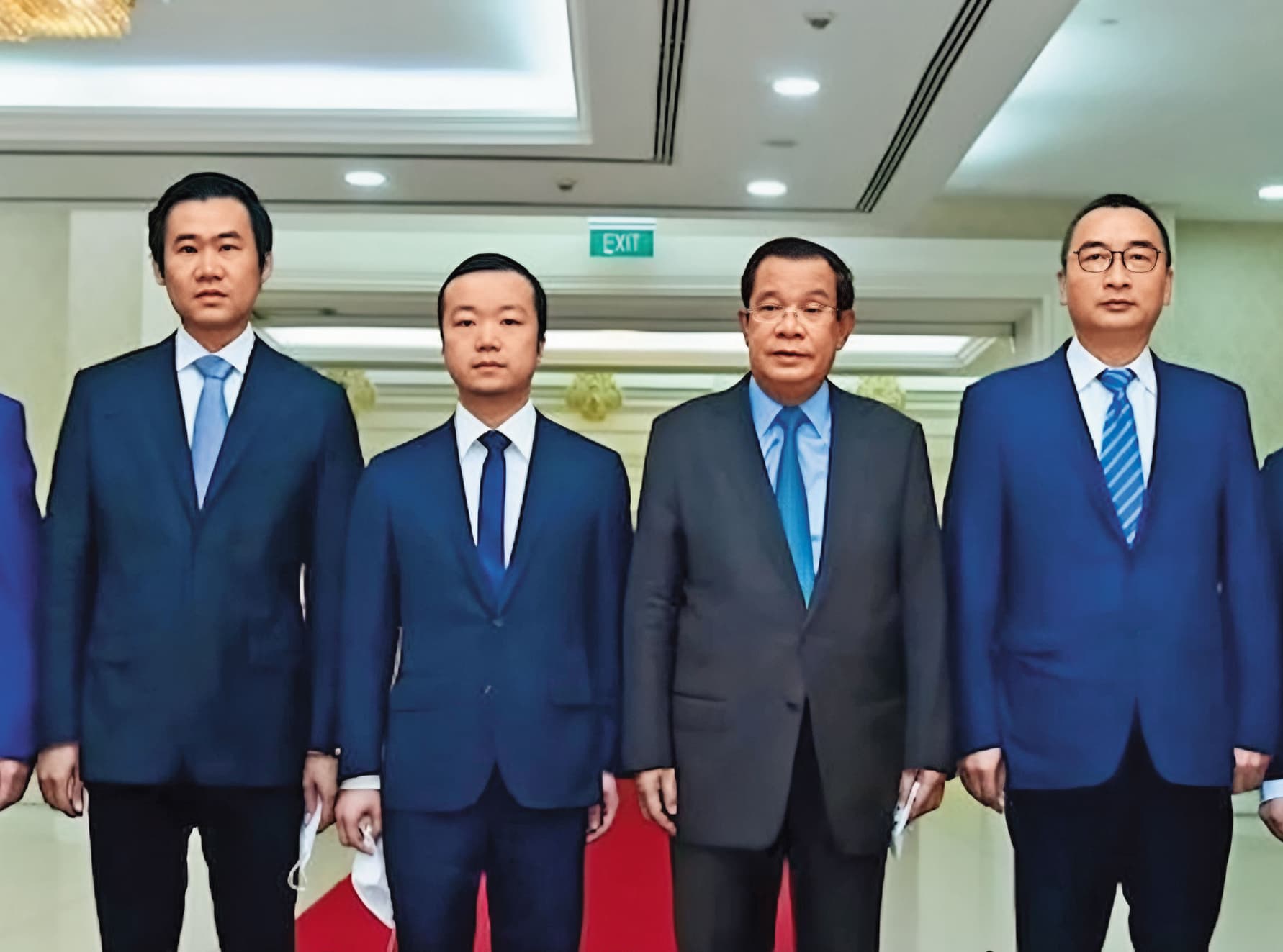 陳志(左2)叱吒柬埔寨多年,圖為他與柬國前總理洪森(右2)合照,顯見他的政商實力堅強。(翻攝畫面)