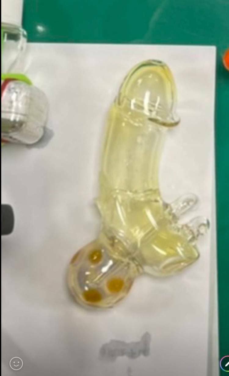 除了毒品之外，警方還銷毀千奇百怪的各種吸毒器具。（警方提供）