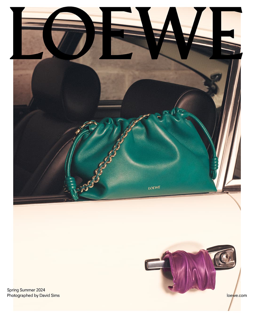 Flamenco Purse翠玉綠小羊皮肩背包。NT$117,000(LOEWE提供)