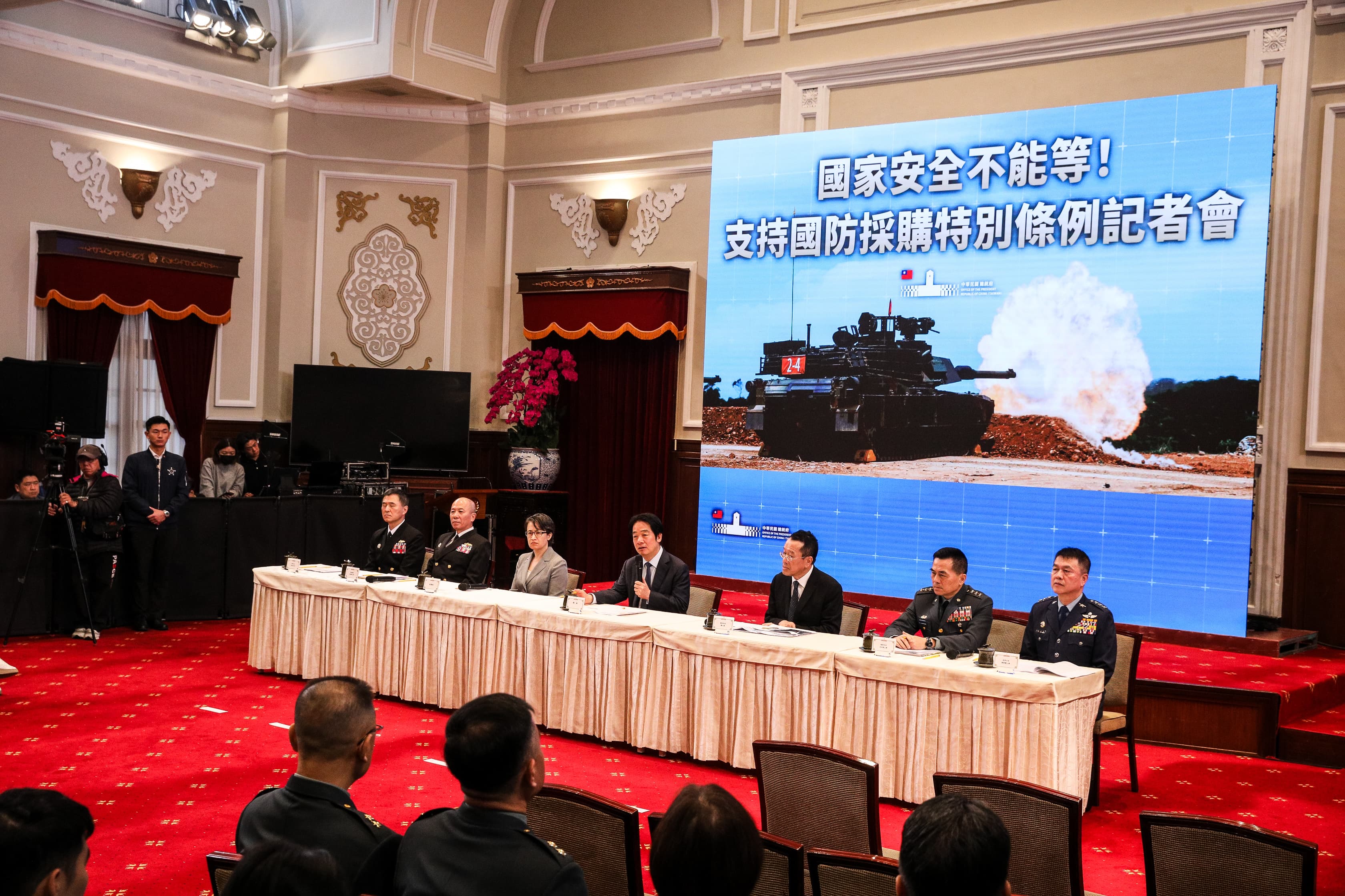 賴清德今與國防部長顧立雄、參謀總長梅家樹等人共同召開記者會,呼籲支持國防採購特別條例。(鏡報鄒保祥)