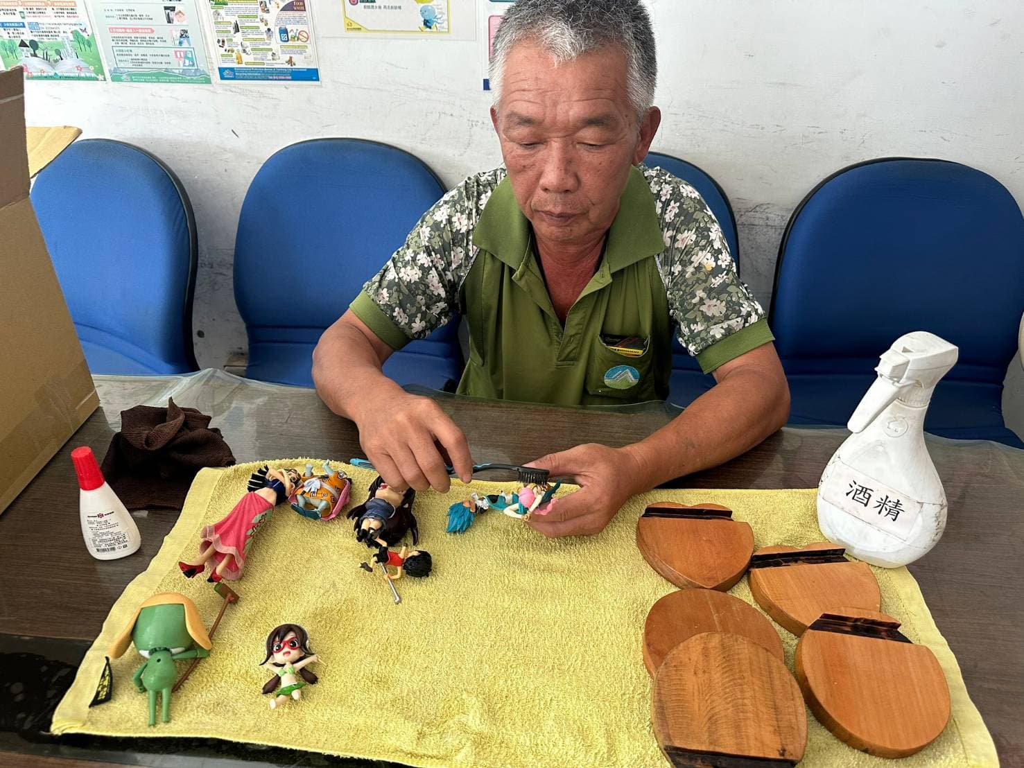 梧棲區清潔隊收集外觀及功能正常的玩具公仔,結合用廢棄家具拆解的木料製成的原木手機座,製成造型手機座。(台中市環保局提供)