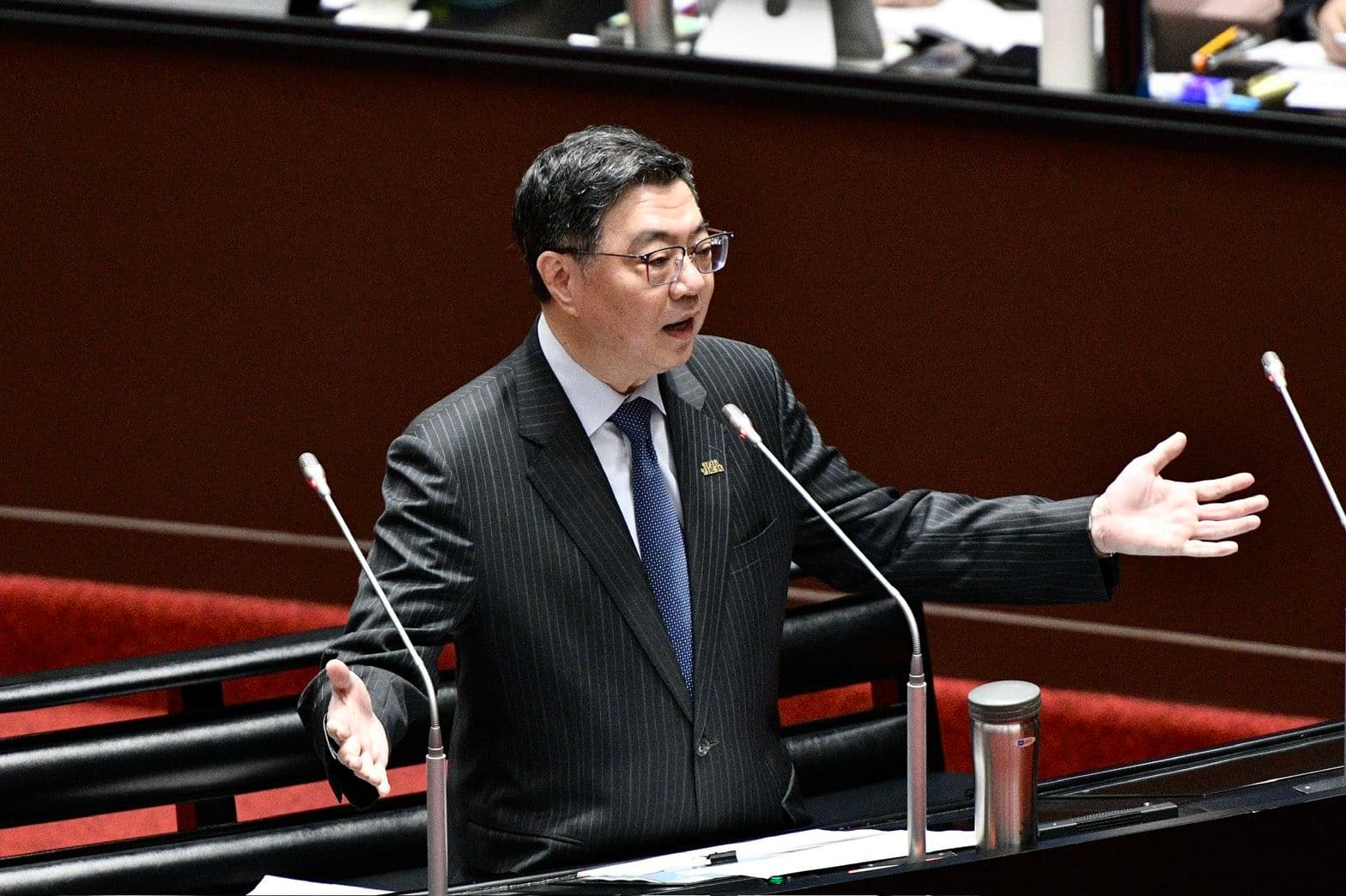 卓榮泰重申行政院的立場,並強調只有具有合法資格的民意代表才能行使質詢權。(鏡報李智為)