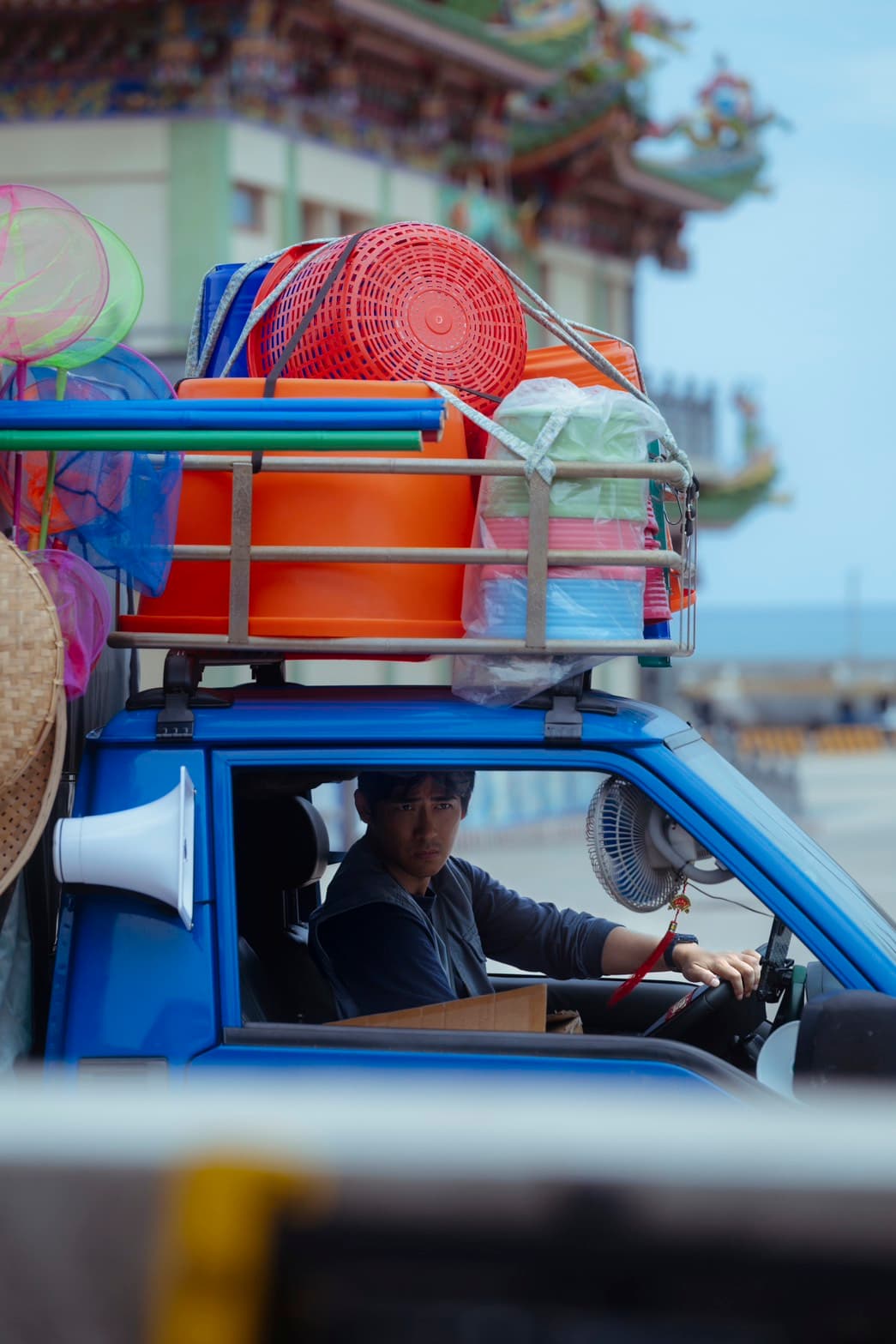 周渝民在《我們的藍調時光》中是行動雜貨車老闆,開著車四處叫賣。(米神國際提供)