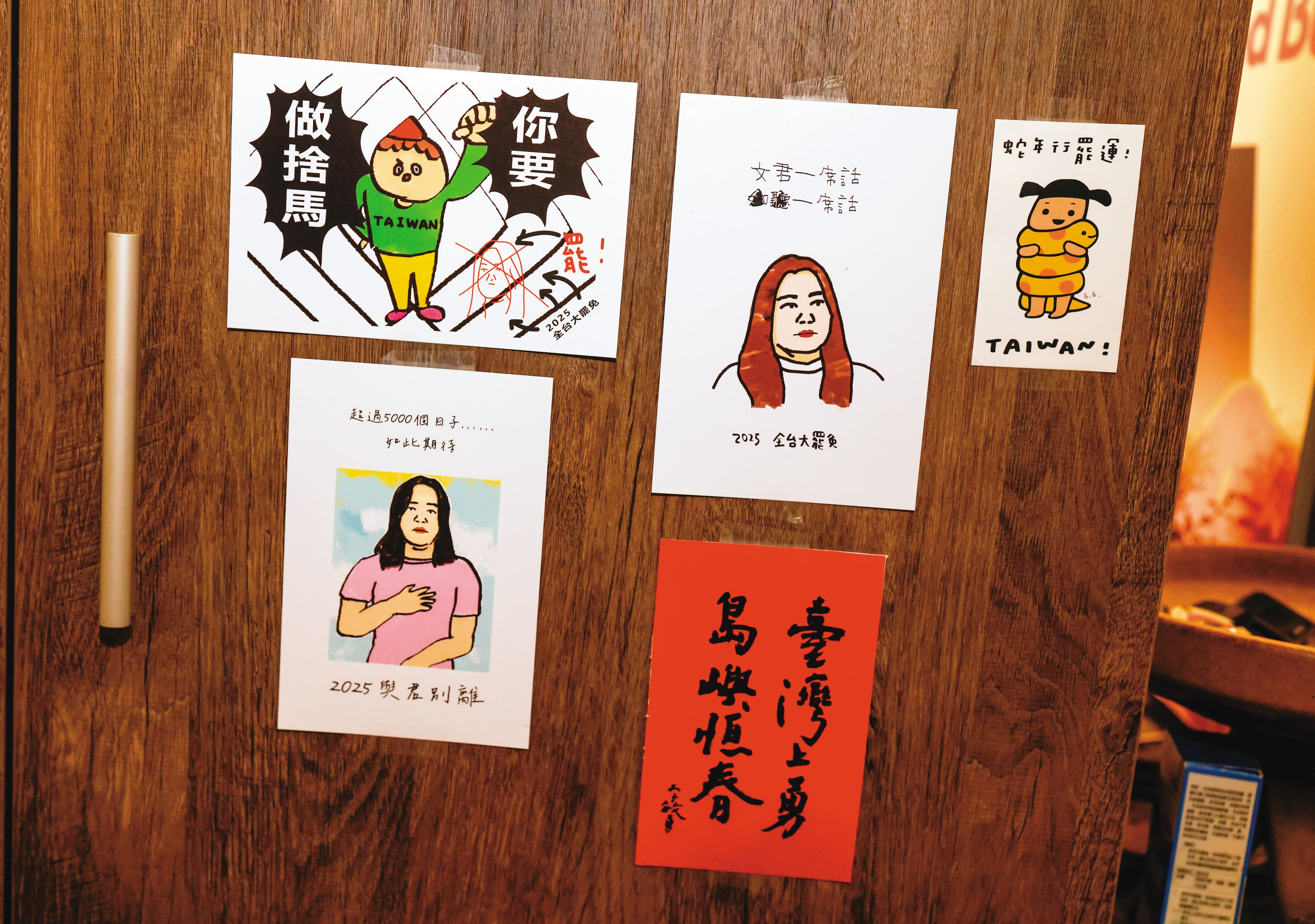 謝孟儒的罷免插畫，貼在櫃檯旁的隱密角落。