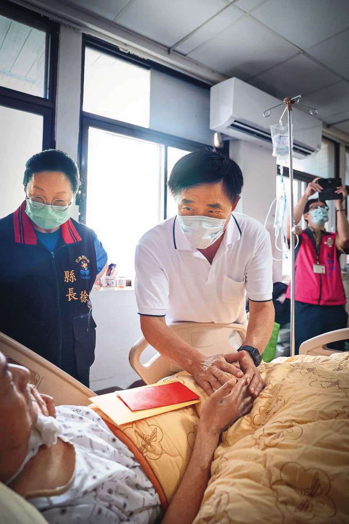 郝龍斌(中)4日起連2天赴花蓮勘災,關心慰問災民。(翻攝郝龍斌臉書)