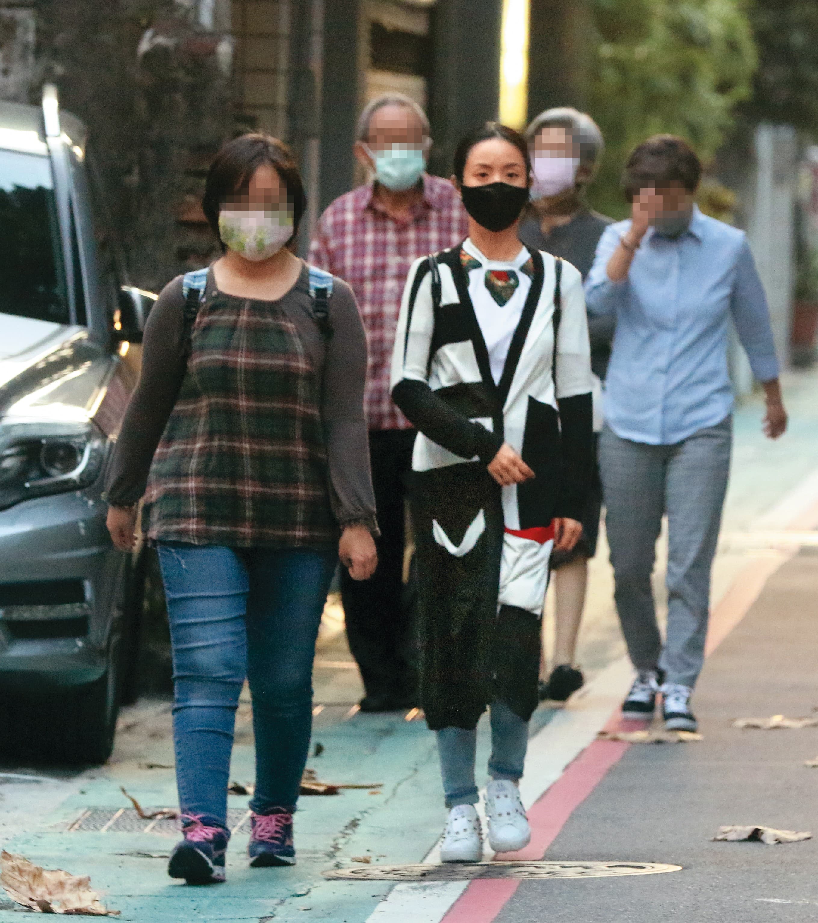 林依晨(中)婚後和公婆同住,也曾被目擊一家人外出。