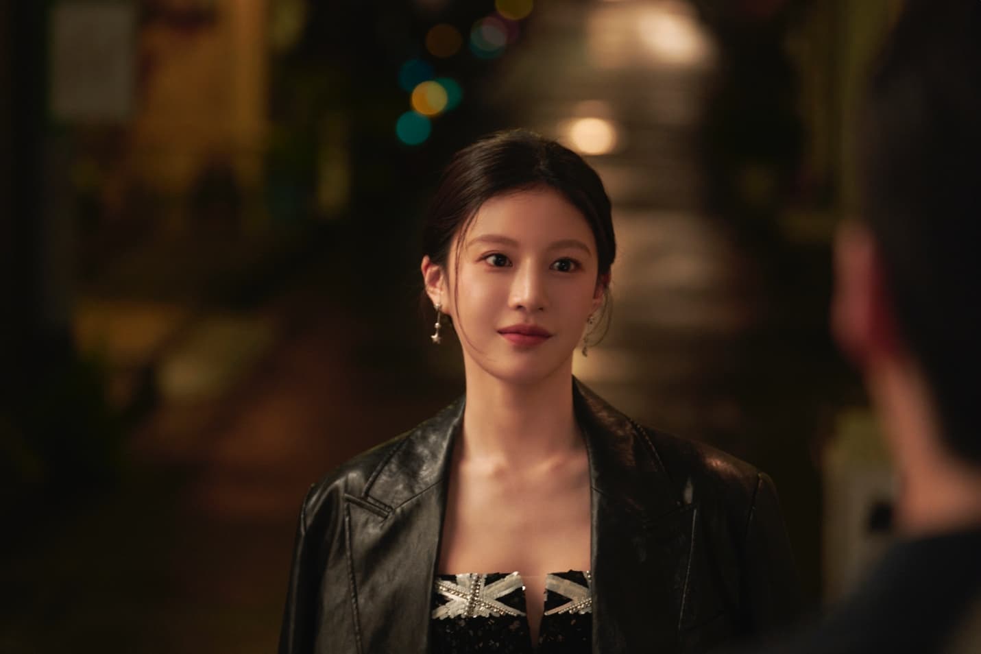 高允貞在《愛情怎麼翻譯?》是一夕成名的女明星。(Netflix提供)