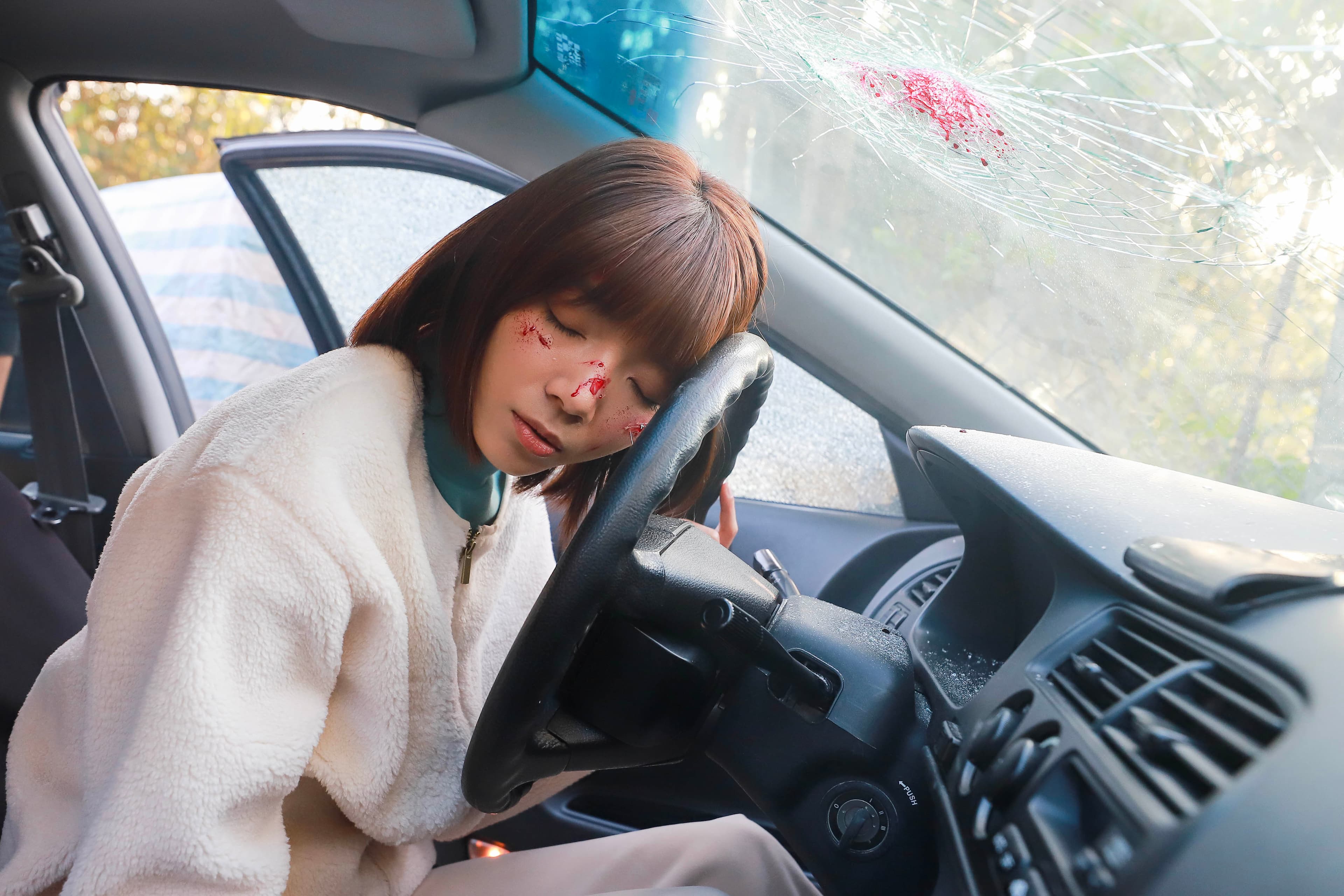 周宇柔《愛的榮耀》不慎自撞,生死未卜。(民視提供)