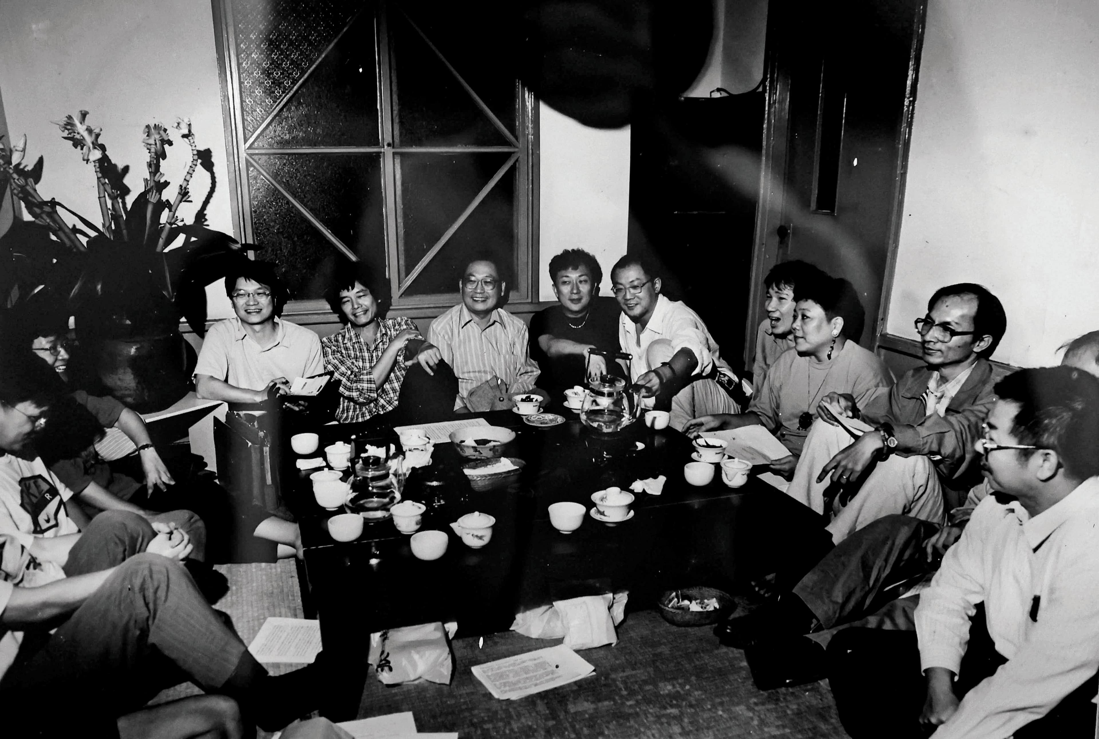 1980年代末，《台灣社會研究季刊》成員在紫藤廬聚會。左起政大國發所教授王振寰、台大城鄉所教授夏鑄九、中研院研究員錢永祥、中央英美語文學系教授卡維波（甯應彬）、交大社文所教授陳光興、東海社會系教授趙剛、中央英美語文學系教授何春蕤、前台北市勞工局長鄭村祺、前民進黨立委陳忠信。（周渝提供）