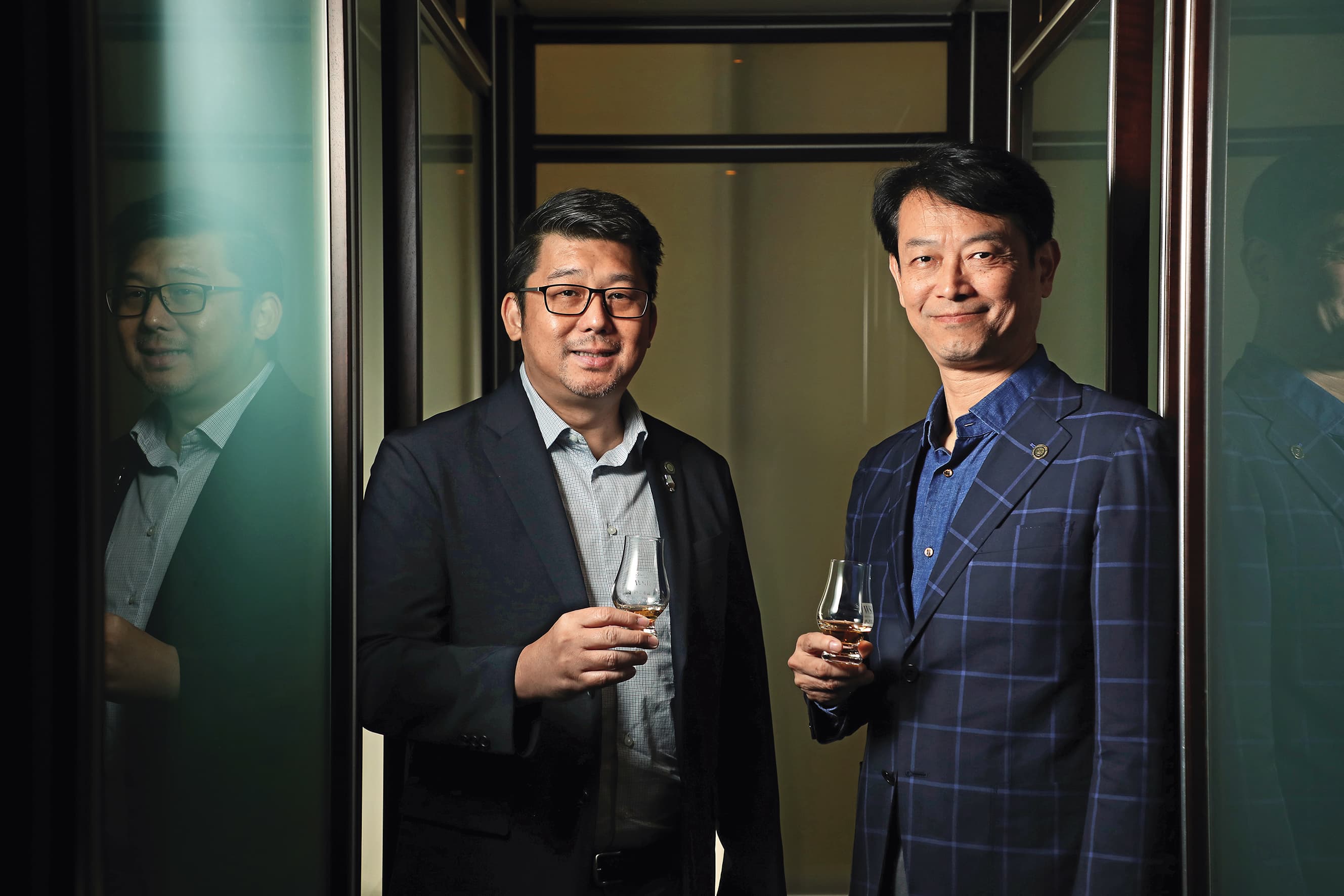 社長島岡高志(右)與首席調酒師張郁嵐(左)一人負責管理、一人主掌技術,是酒廠的最佳拍檔。