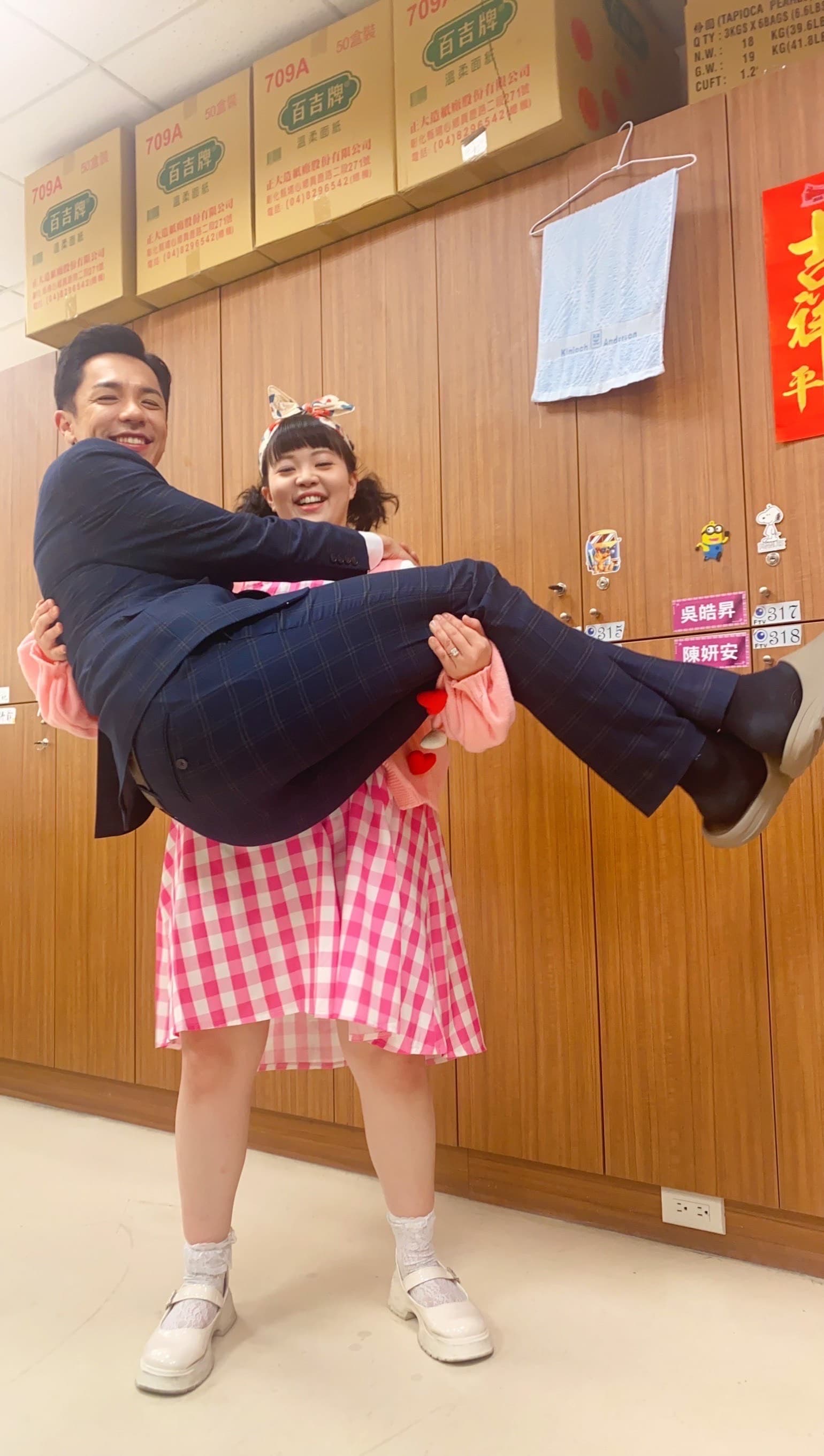 宮美樂聽到高收視率在劇中公主抱楊皓崴，嚇壞眾人。（民視提供）