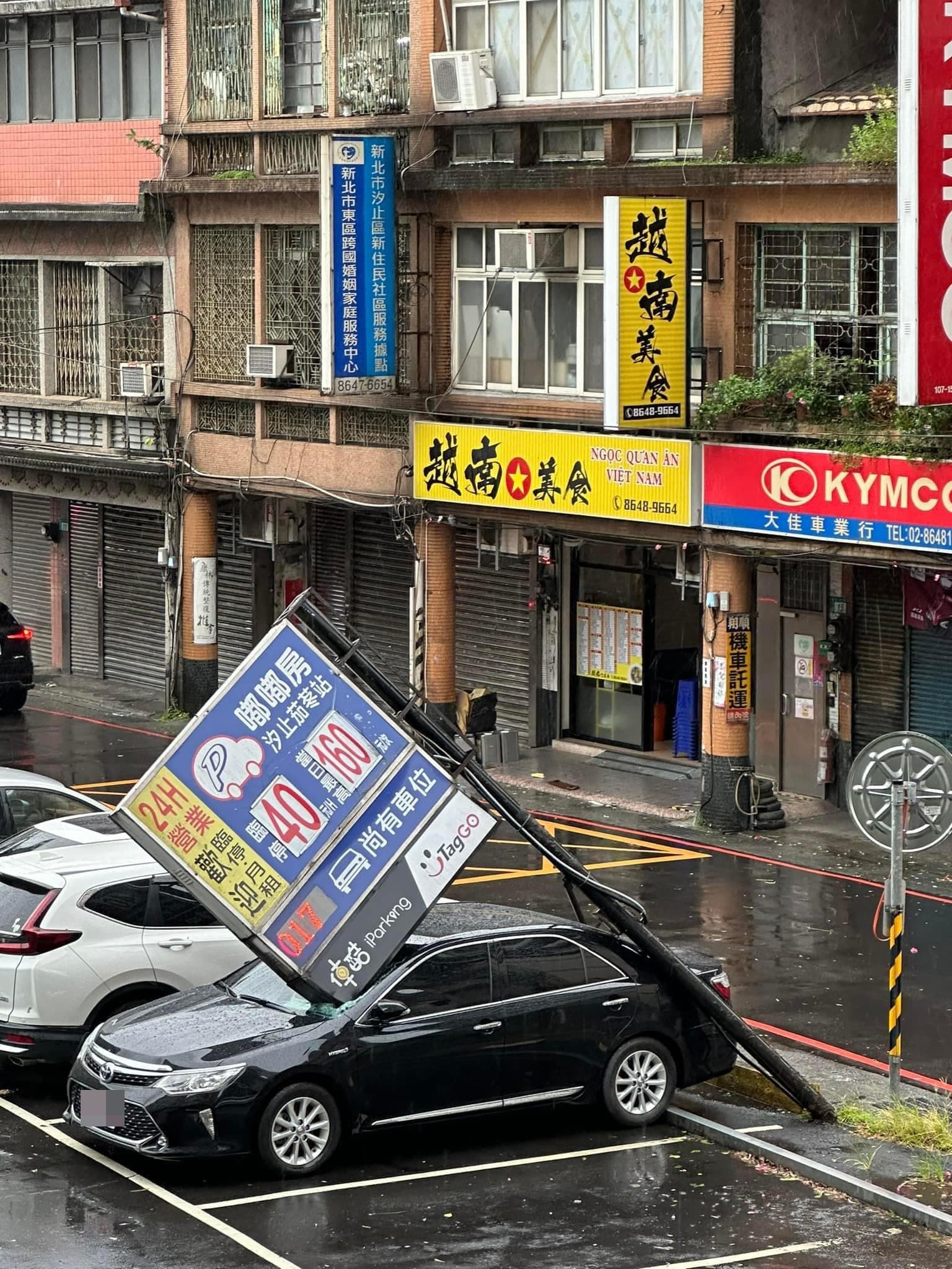 除了前擋風玻璃受損外,招牌桿子看起來也有壓到車尾後車廂的側面。(翻攝自爆料公社二社)