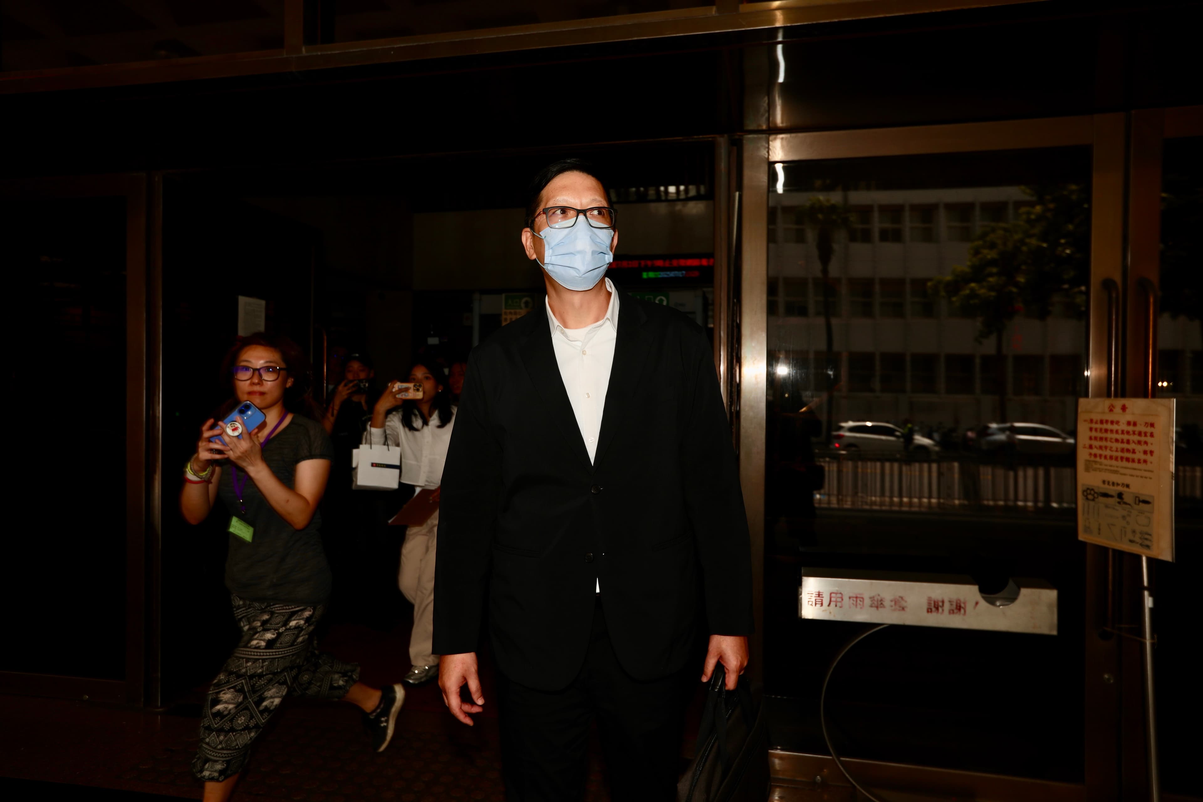 威京集團前法務陳俊源出庭作證稱有看到沈慶京進柯文哲市長室。(鏡報林煒凱)