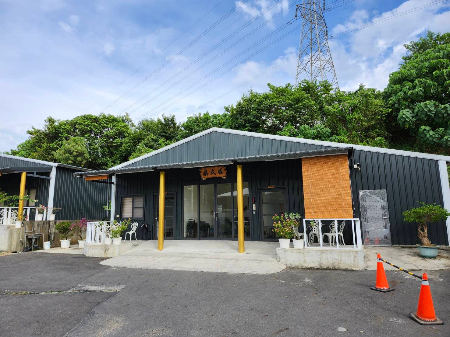 富貴天境墓園涉租用周邊農地違規擴建停車場等殯葬設施,備受爭議。(翻攝畫面)