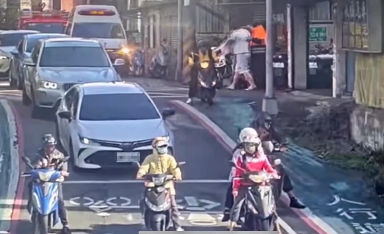 新歡林男肩膀遭砍，警消協助他送醫，還意外查出他因毒品案遭通緝。（翻攝畫面）