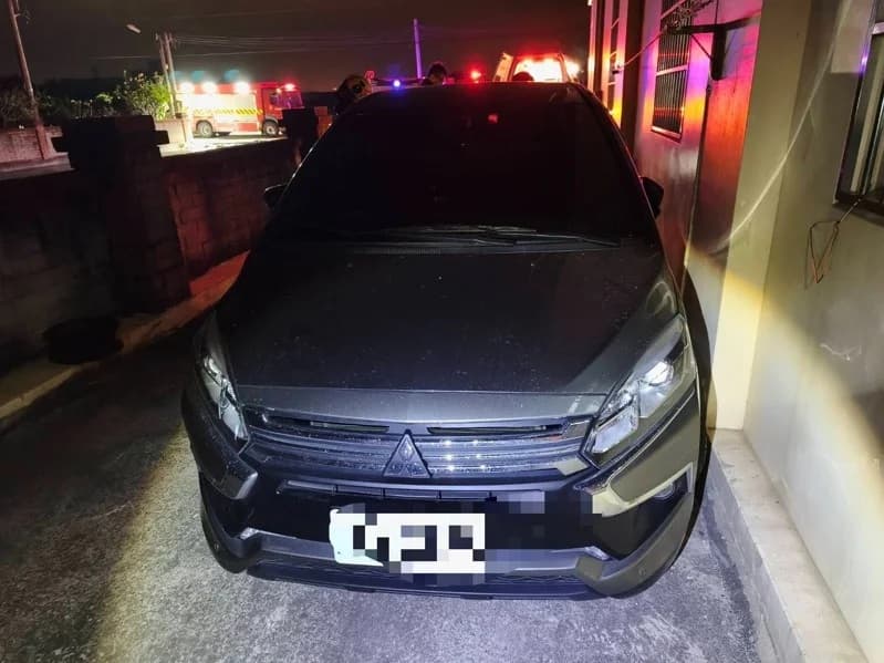 黃男被發現在休旅車上,但車身緊貼牆壁,讓他無法脫身。(翻攝畫面)