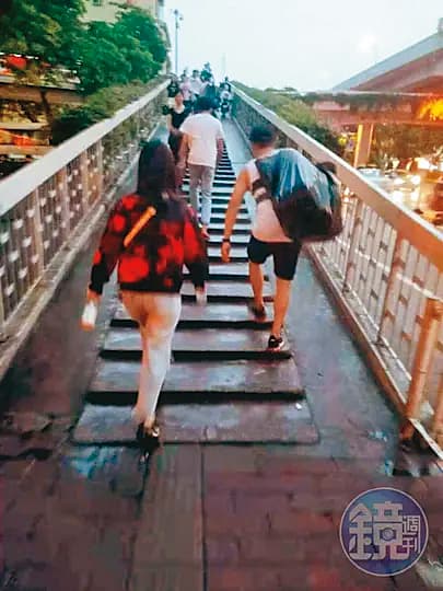 鄭人碩(右)扛著一整大袋的戰利品,格外引人注目。(翻攝自微博)