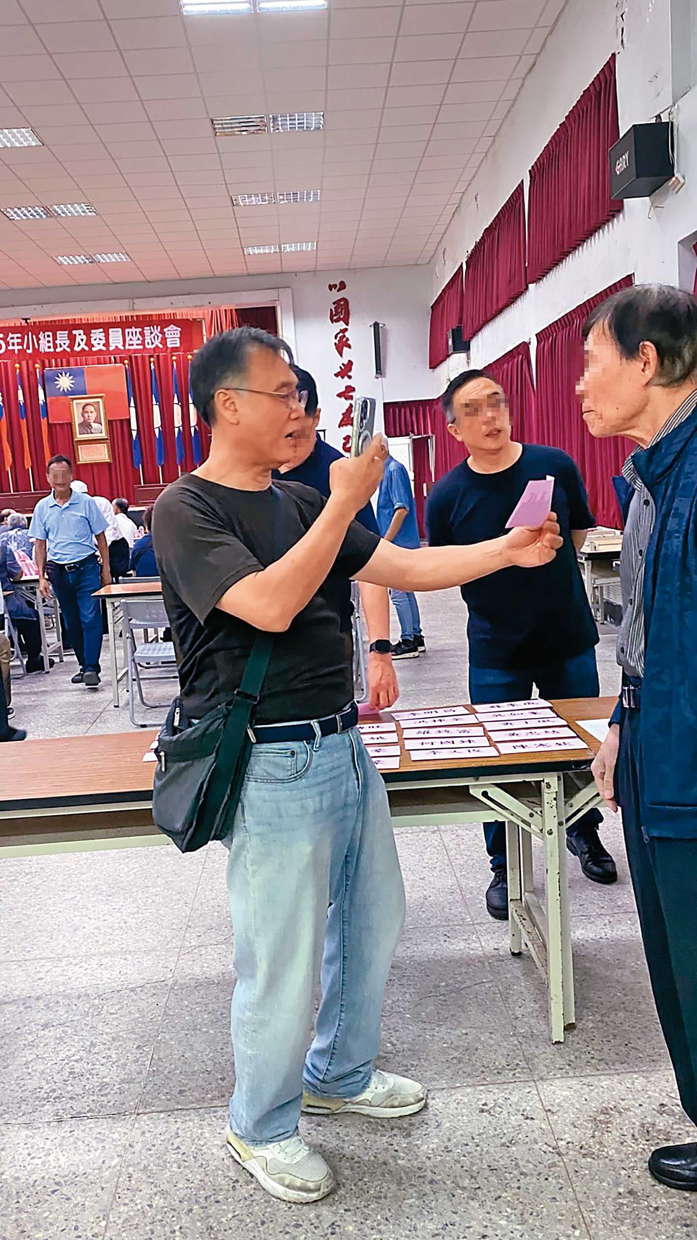 蘇姓公關主任(前左)多次出現在國民黨基隆市黨部活動中,引發政金不分質疑。(讀者提供)