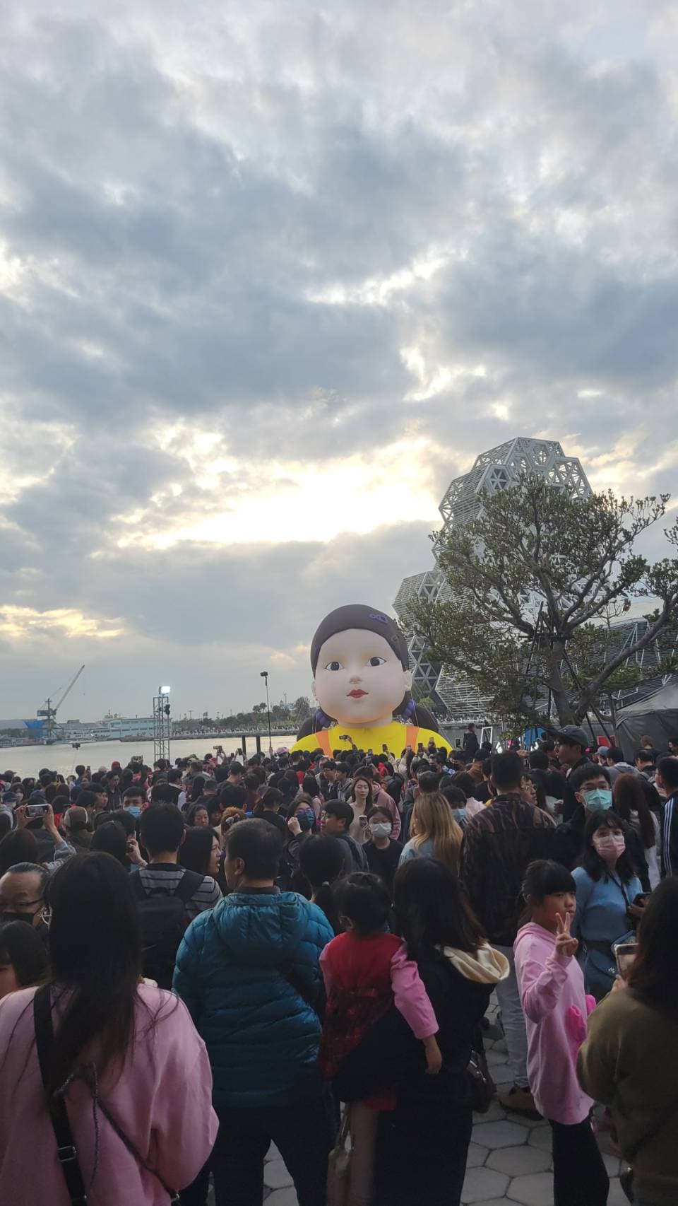 許多民眾早早便到現場卡位拍照,人山人海。