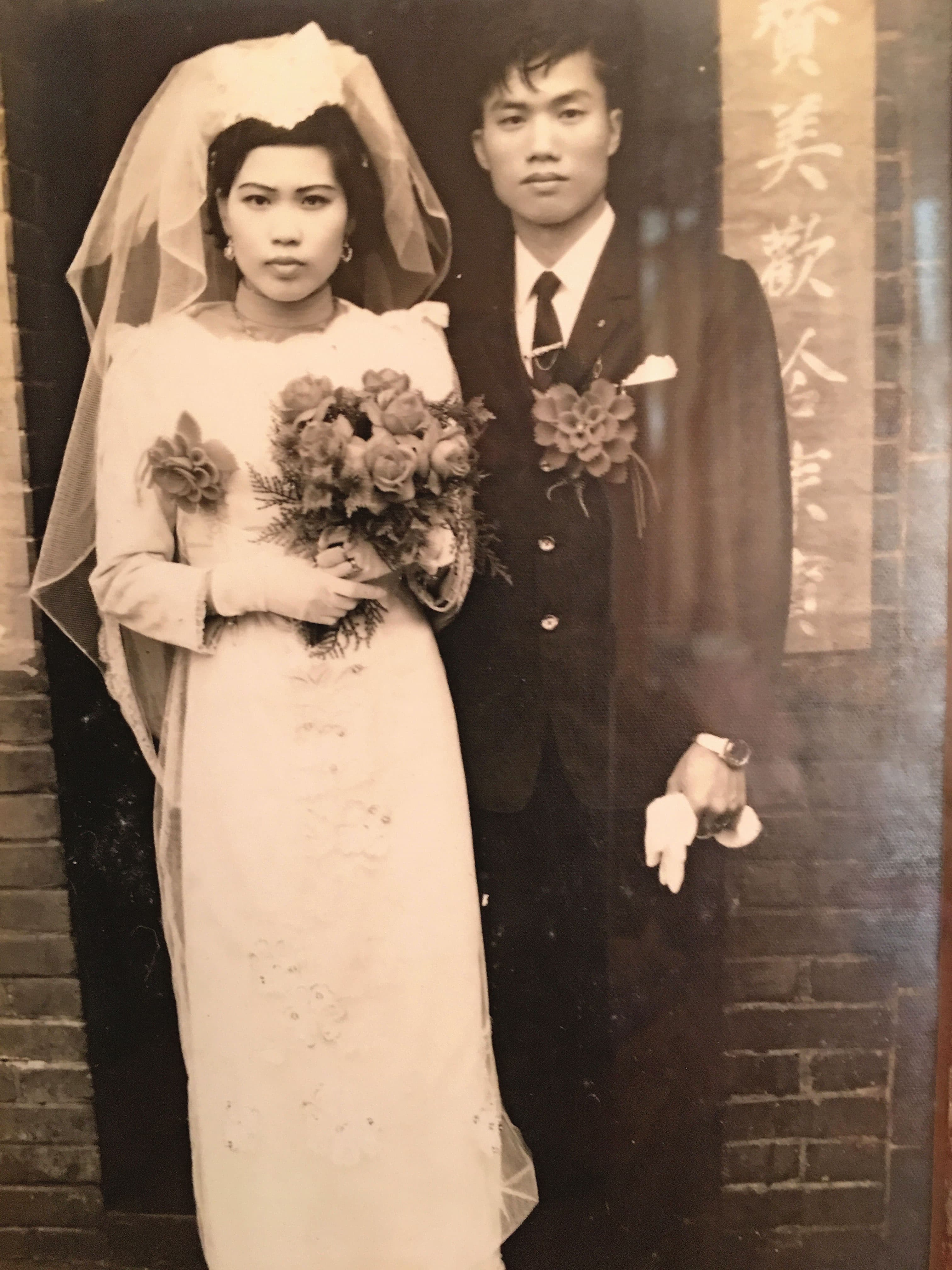 葉輝龍25歲與妻子葉朱色結婚,早年一起在工地做裝潢,日子過得很辛苦。(葉輝龍提供)