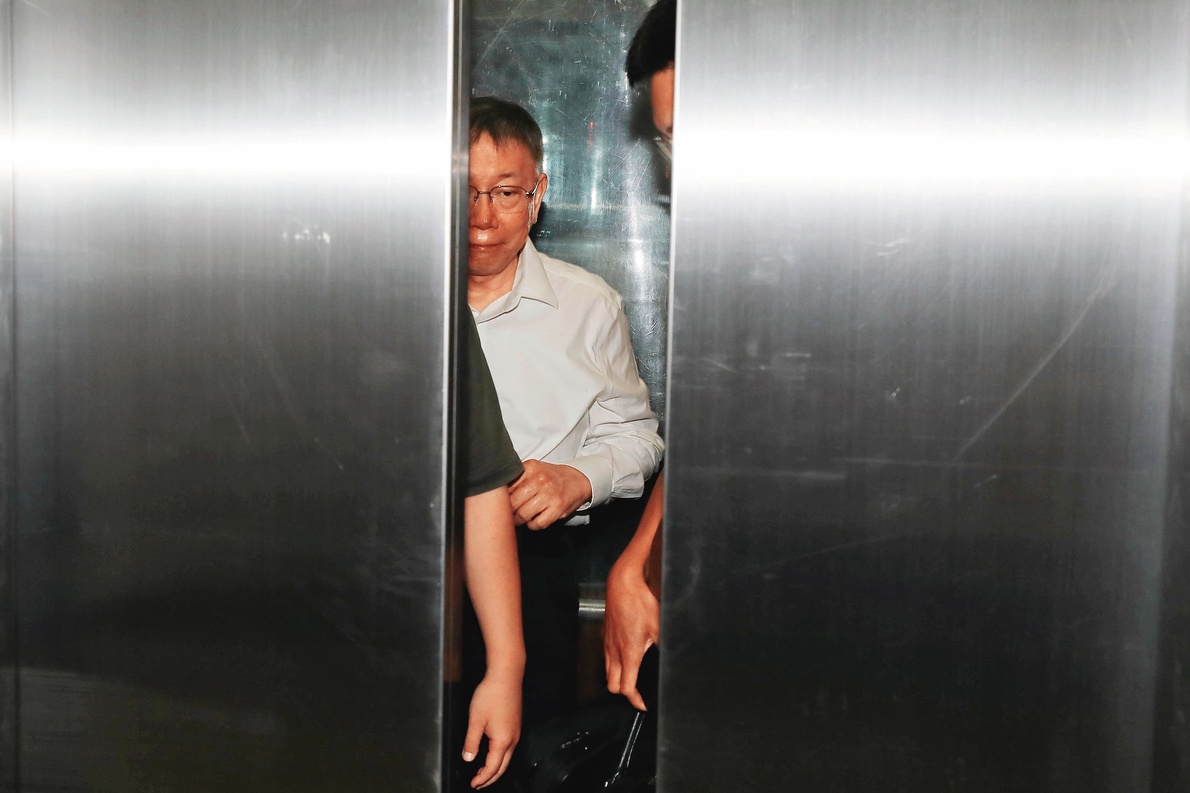 柯文哲對政治獻金假帳案及京華城案對外多稱不知情,但檢廉已戳破謊言,他將面臨漫長司法訴訟之路。