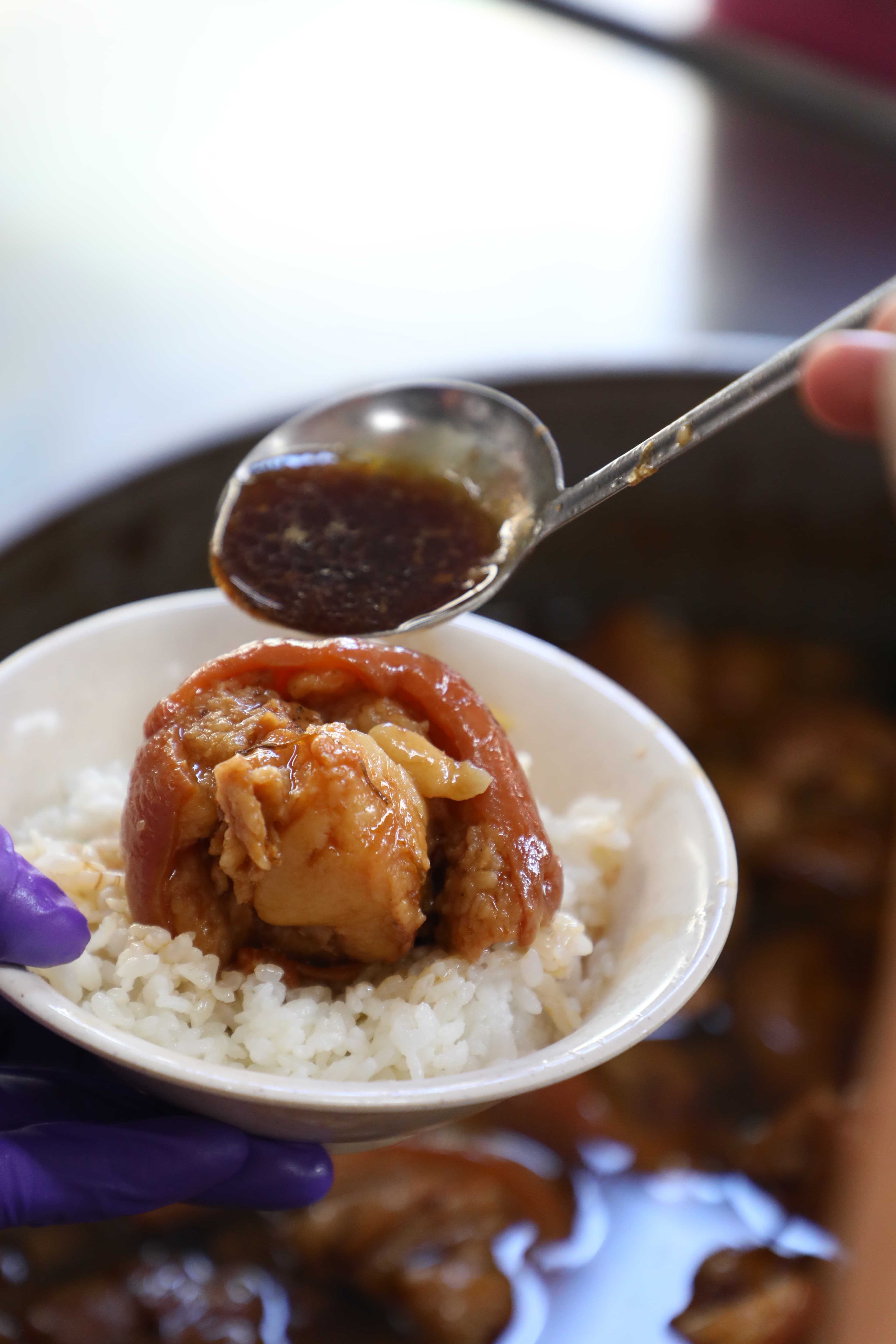 一碗碗美味的爌肉飯吸引食客絡繹不絕上門。