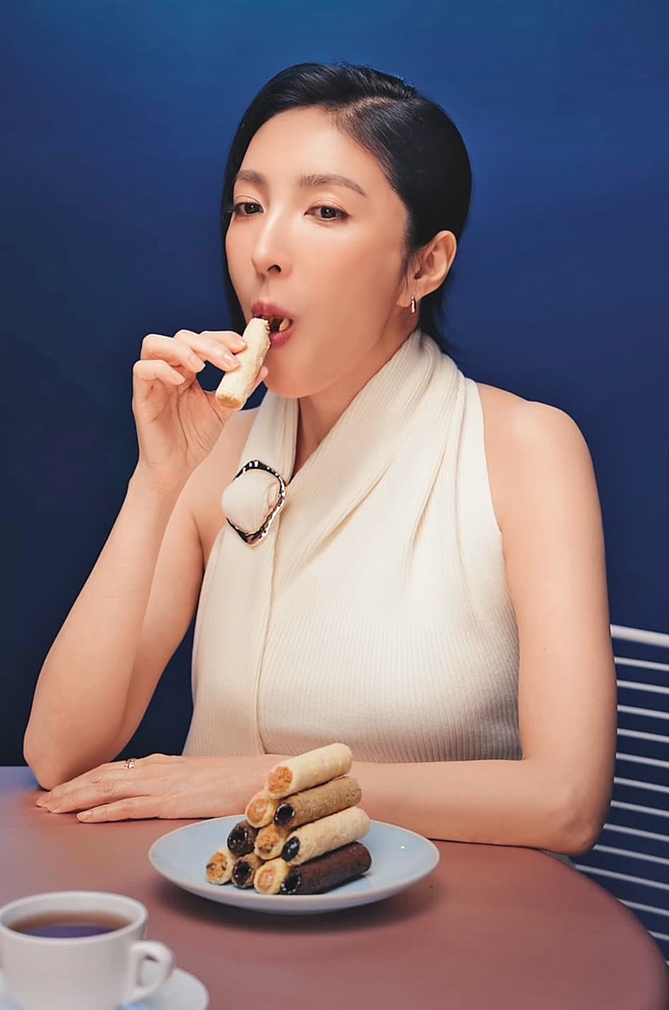 女星飲控是日常,難得看楊謹華張大嘴偷吃,意圖使人來點好粗的…蛋捲。(台灣狗以請見諒)(翻攝自青鳥旅行IG)