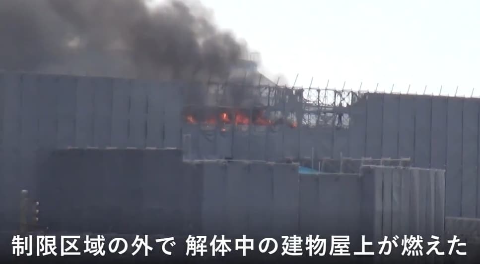羽田機場的舊機棚今上午驚傳火警。(翻攝自朝日新聞X)