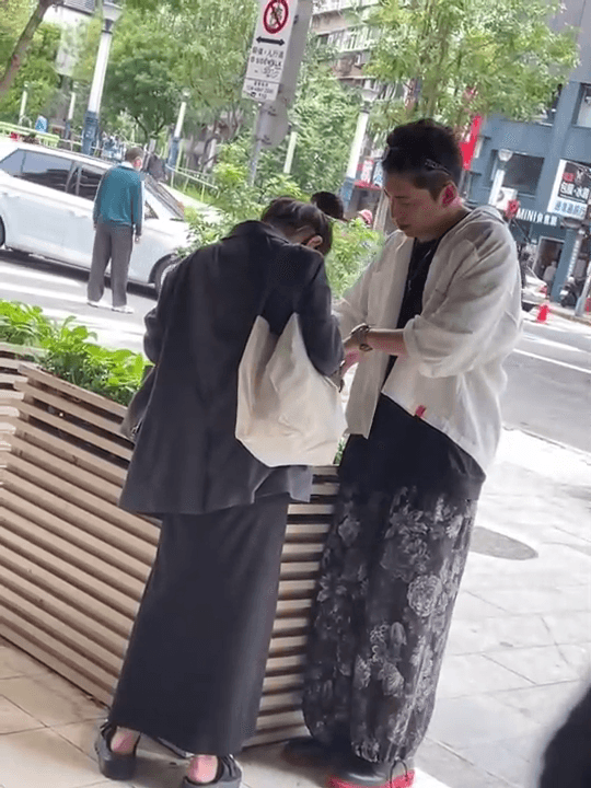 去年王大陸還被直擊與前女友蔡卓宜買手搖飲，沒隔多久竟已分手。（讀者提供）