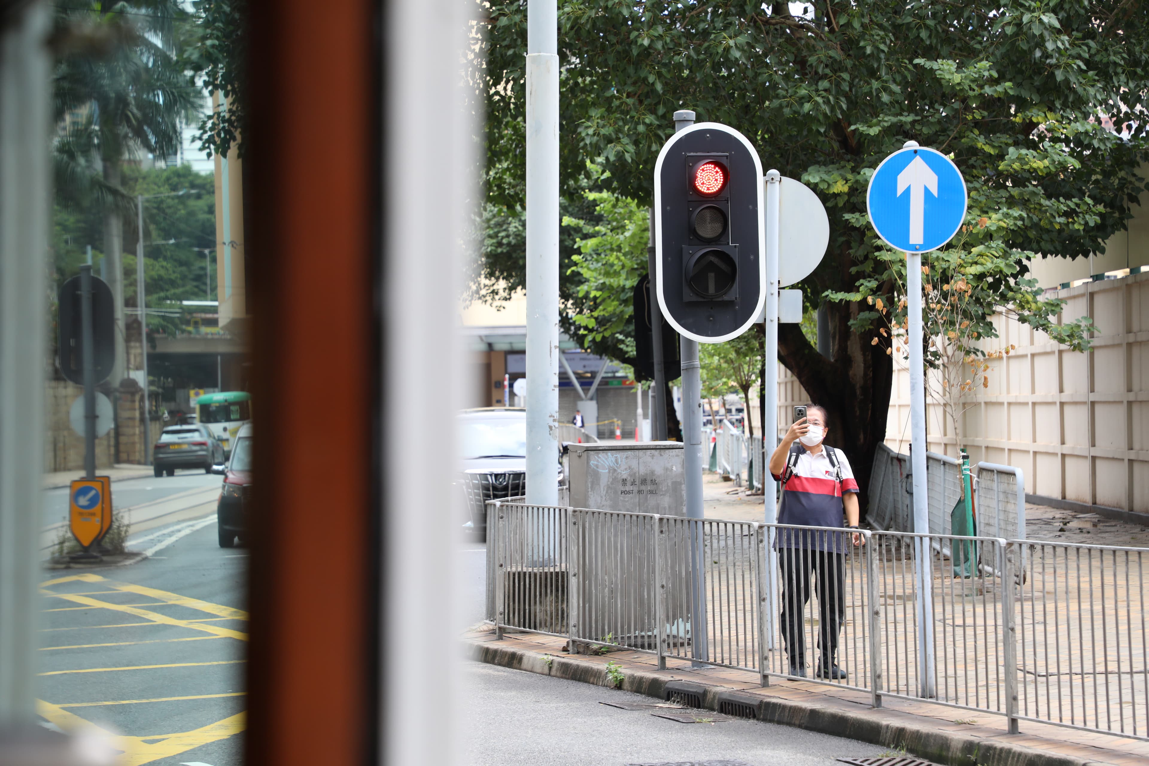 路上行人見到麥兜復古電車經過又驚又喜,紛紛拿出手機拍照留念。