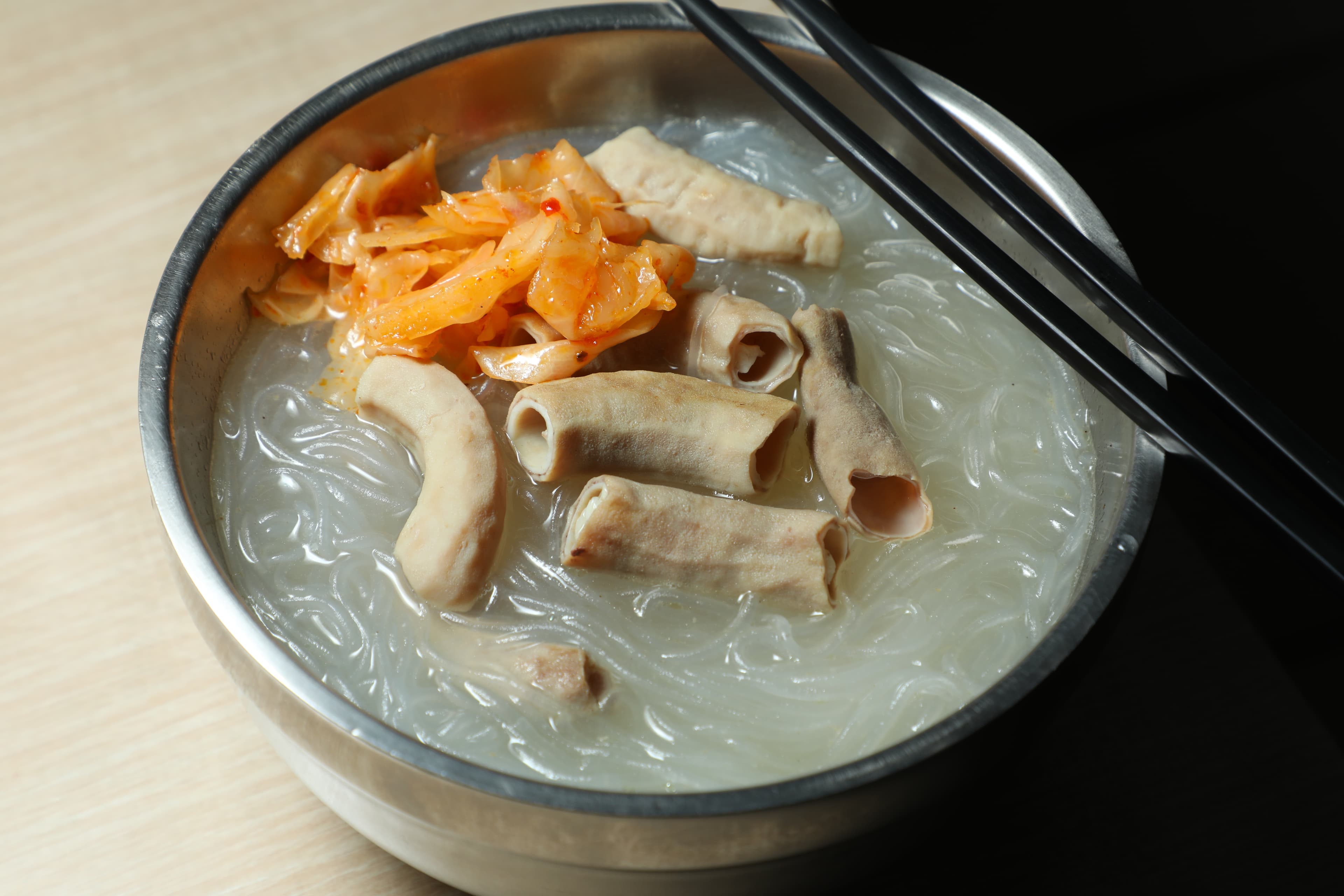 「三元豬腸冬粉」的豬腸冬粉是以中藥與米酒熬煮,味道近似四神湯。
