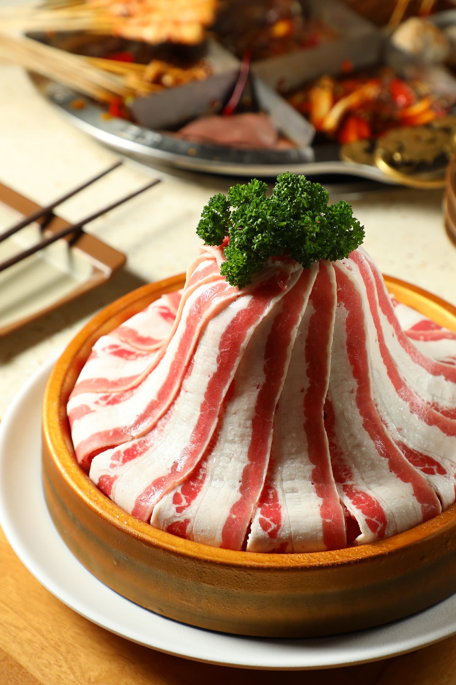 重慶麻辣鍋外帶組的肉品提供究好豬梅花肉或肥牛山二選一。（重慶火鍋組3,000元／小份，約4人份）