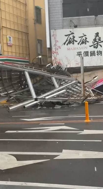 高雄前鎮也有鷹架不敵強風倒下。（翻攝記者爆料網）
