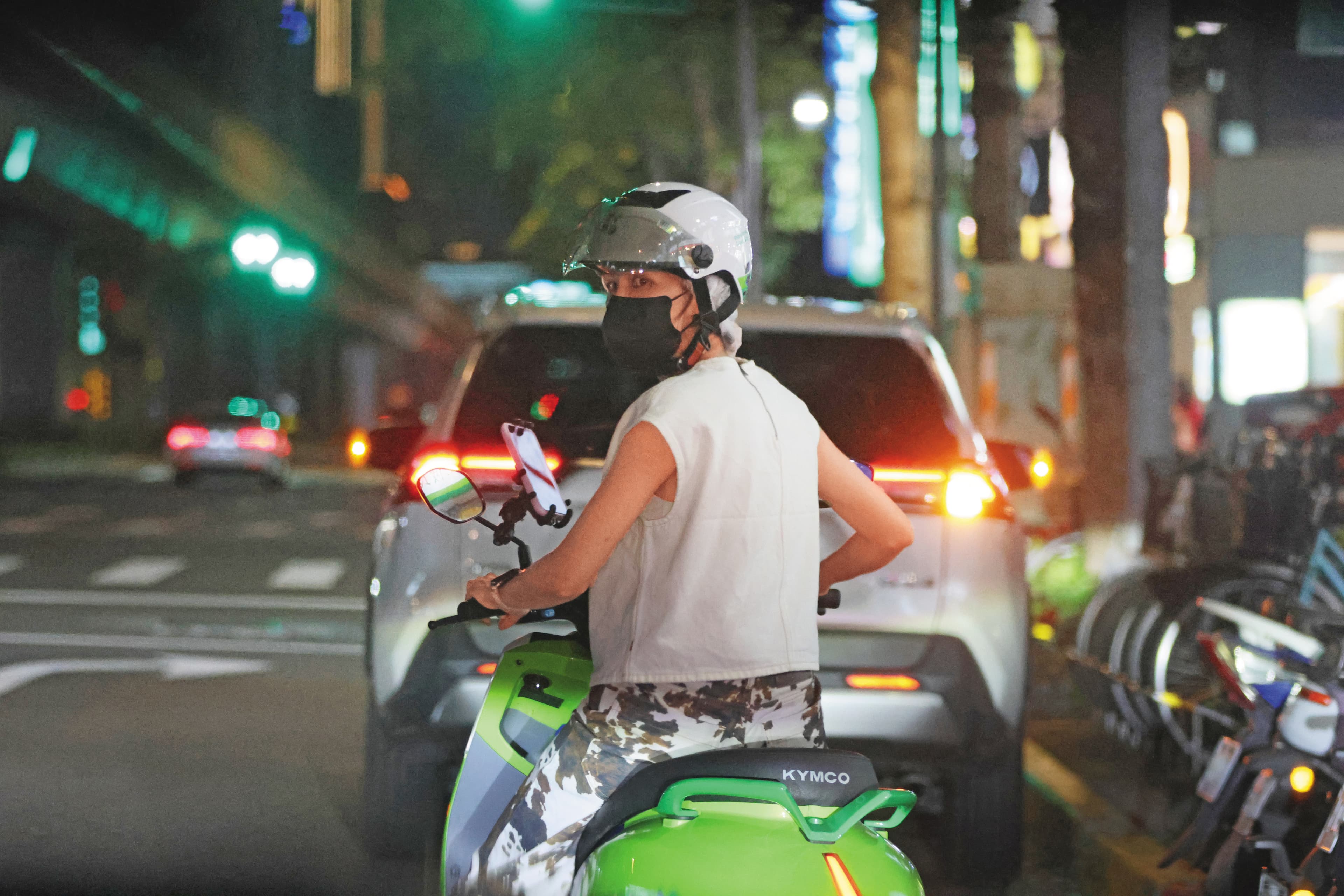 7/8,19:28,曾沛慈熟練的騎著共享機車,一下子就消失在下班車陣中。