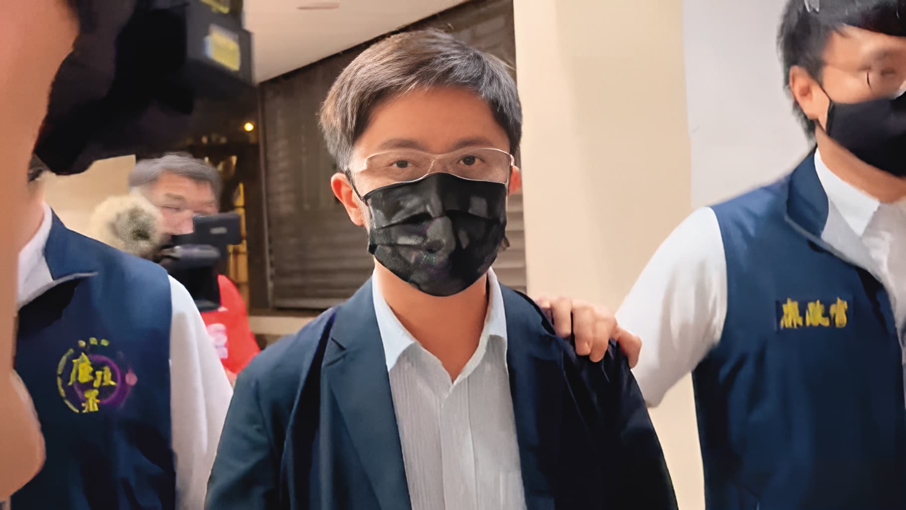 台通光董座李慶煌的兒子李嘉豪(中)因涉嫌內線交易遭收押,檢廉懷疑他通報親友在利多消息前事先買股,不法獲利上億元。(ETtoday授權)