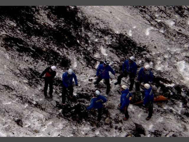 搜救隊在富士山火口發現失去意識的3人。(翻自靜岡放送)