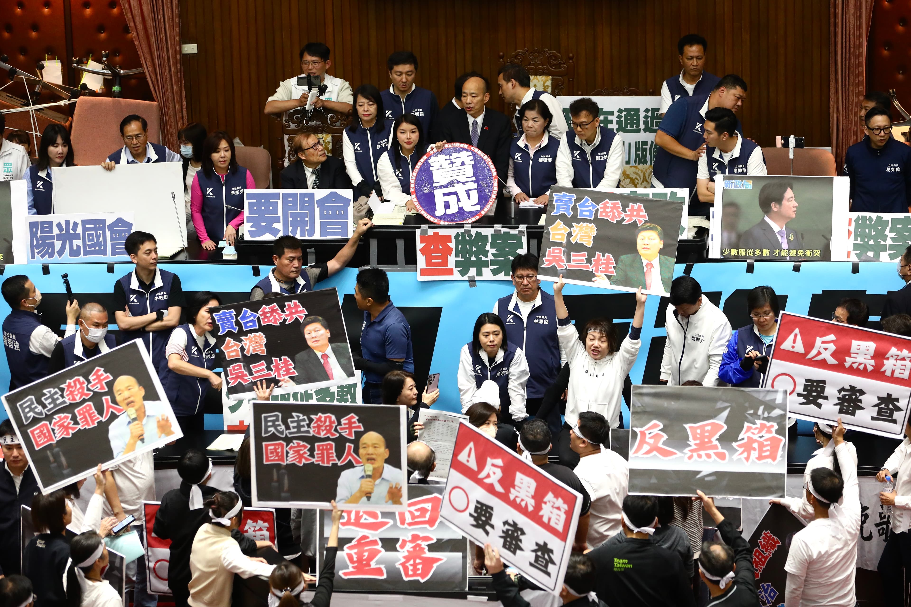 藍綠白21日為了國會改革法案在立法院針鋒相對,雙方人馬招數盡出。