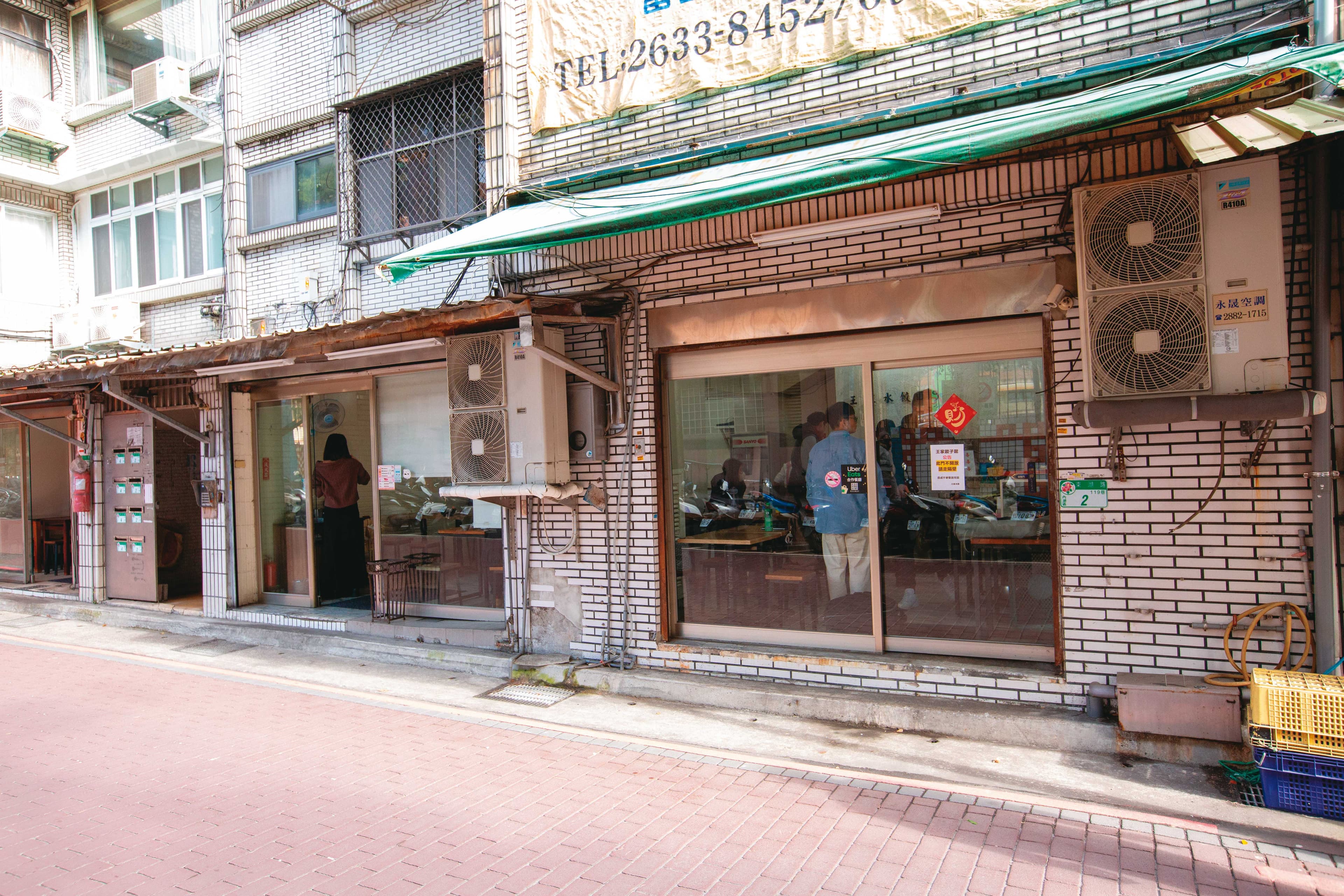 店外連招牌都沒有,但每到用餐時間裡面總是坐滿。