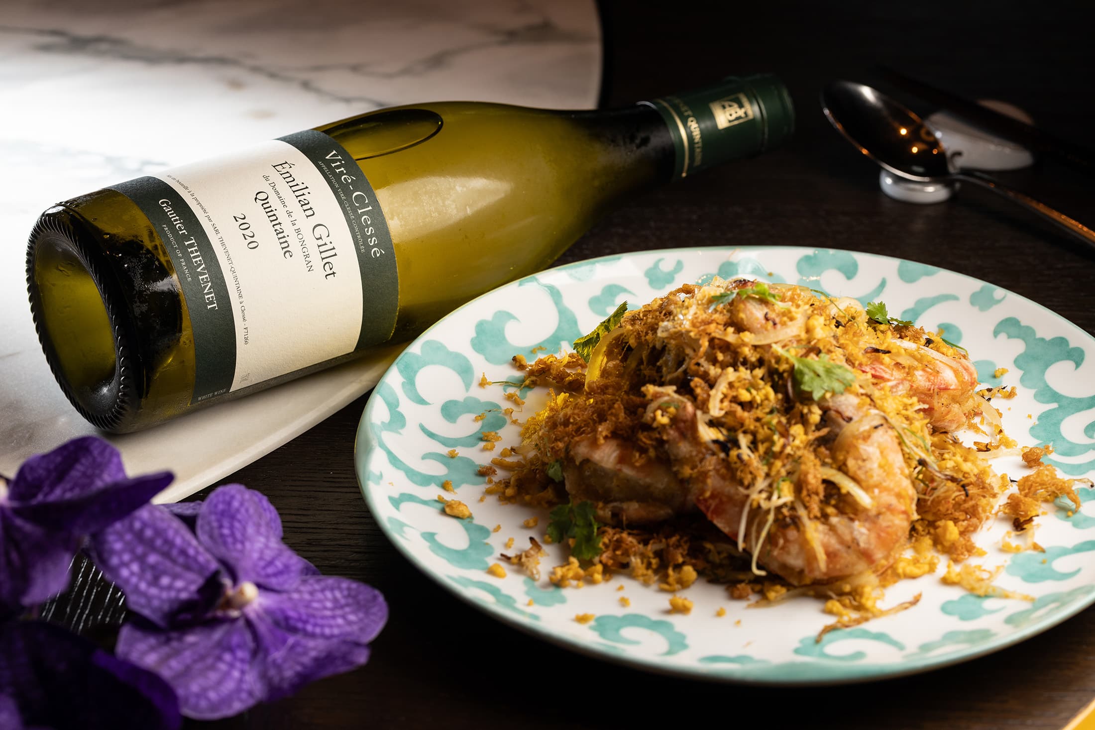 「桂花蛋香明蝦」(體驗式菜單菜色)搭配「2020 Domaine de la Bongran, Dom. Gillet Viré-Clessé Quintaine」(2,900元/瓶),展現曾雅慧對「共感」的深刻理解,當鴨蛋黃的鹹與酒款的熟果甜感在口中交織,也將蝦子的鮮味推向極致。