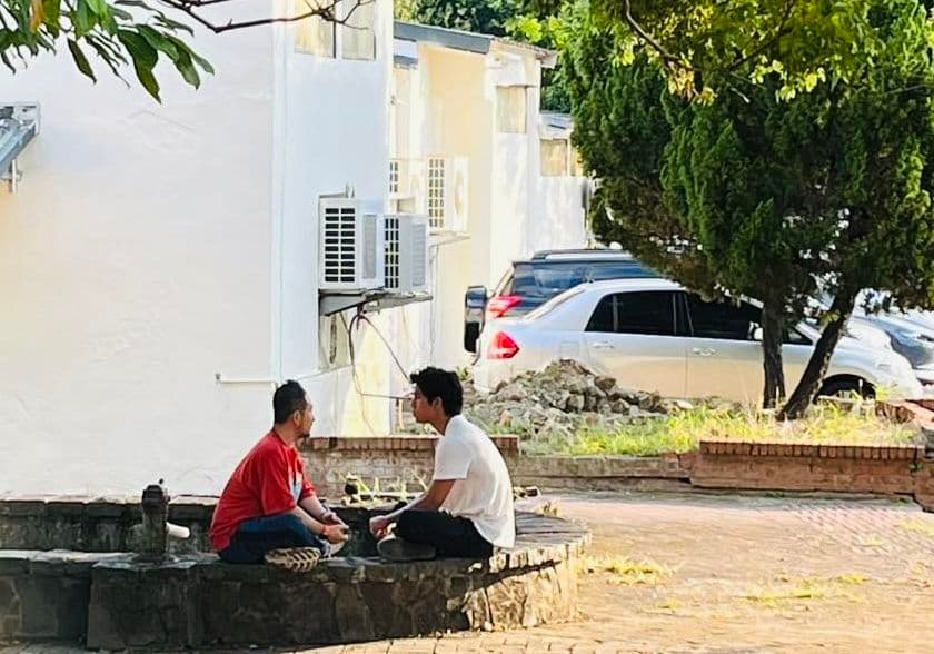 九把刀分享同事側拍他開導朱軒洋的當下無奈的模樣。(翻攝自臉書)