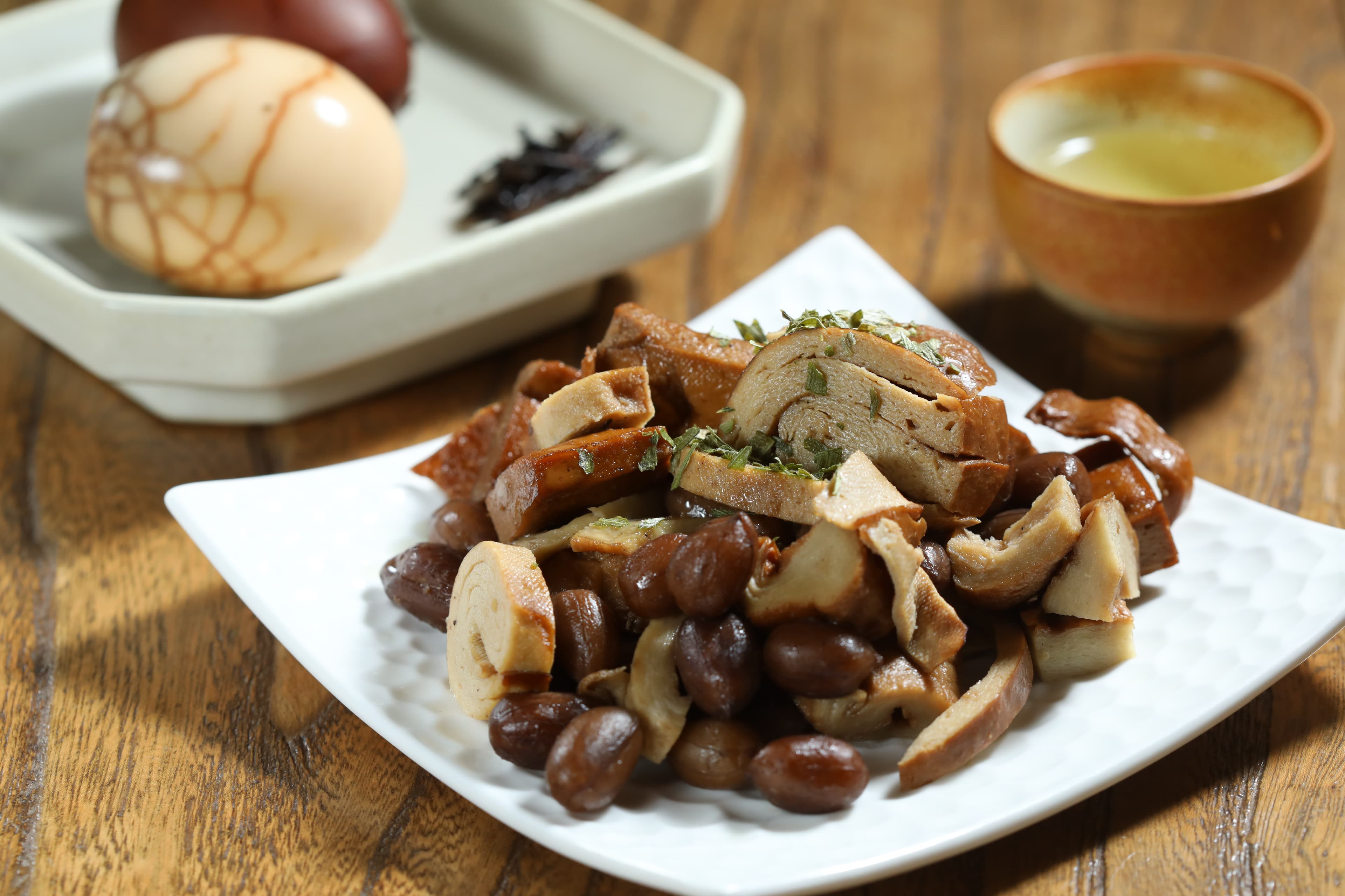 點任一茶飲就能加購「綜合滷味」與「茶葉蛋」2顆。(加購價120元/份)