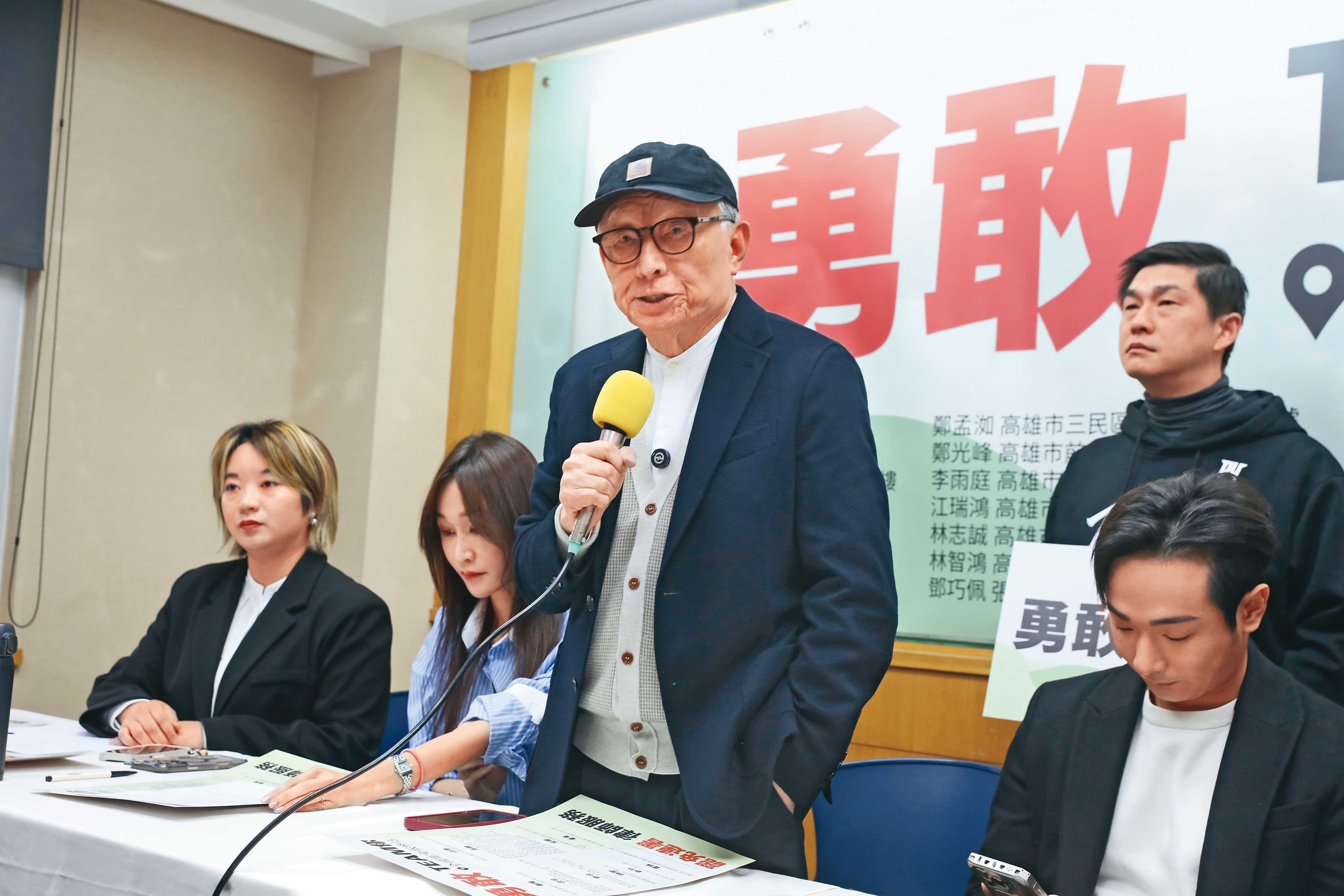 民進黨對罷免活動的支持轉趨檯面化，湧言會議員17日與大力支持罷免的聯電創辦人曹興誠共同舉行記者會。
