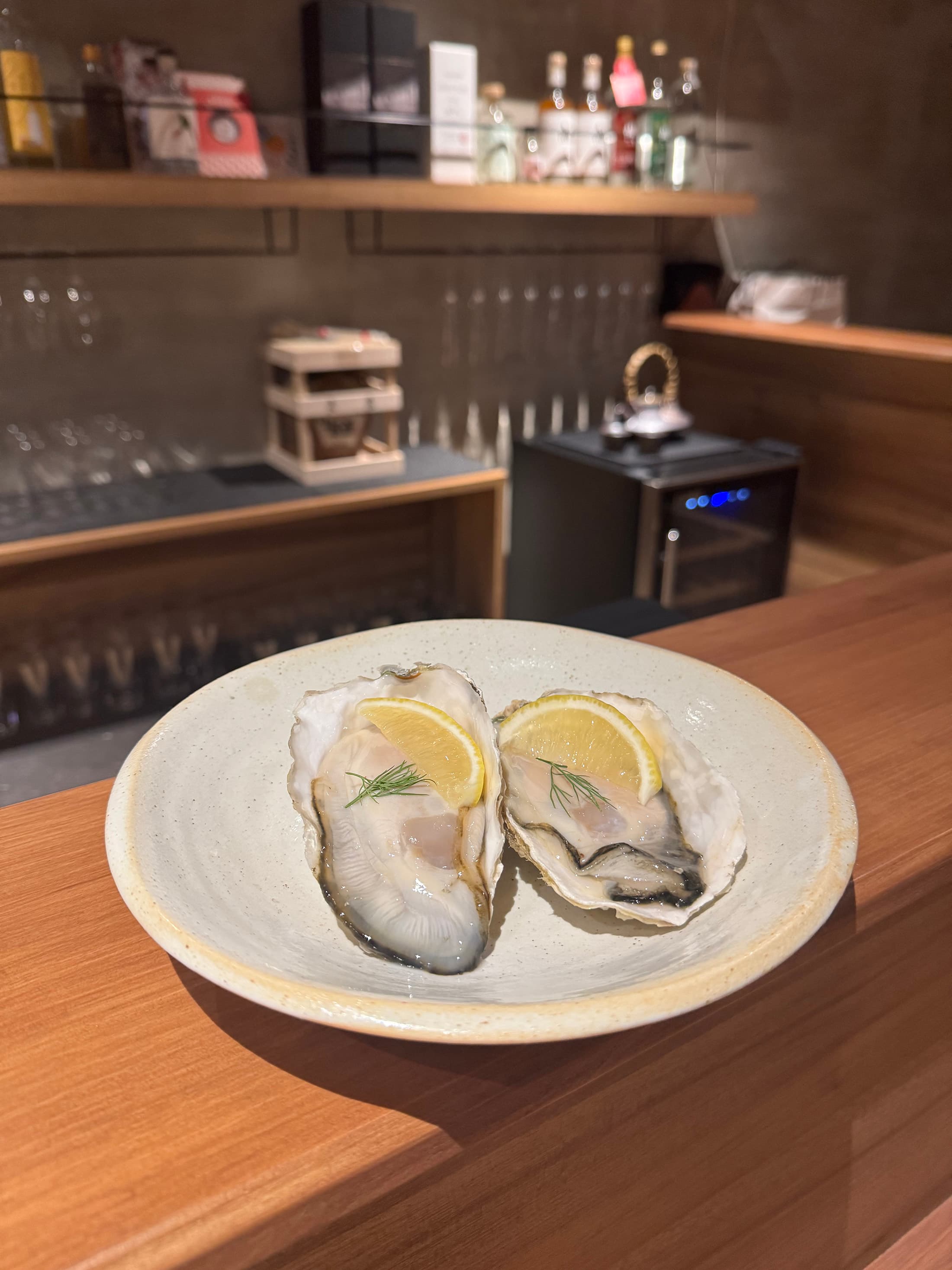 「啜 SUSURU」除了在活動現場帶來多款適合輕鬆品飲的燒酎特調，也會供應九州大分縣的「新鮮生蠔」。（鹿兒島縣酒造組合提供）