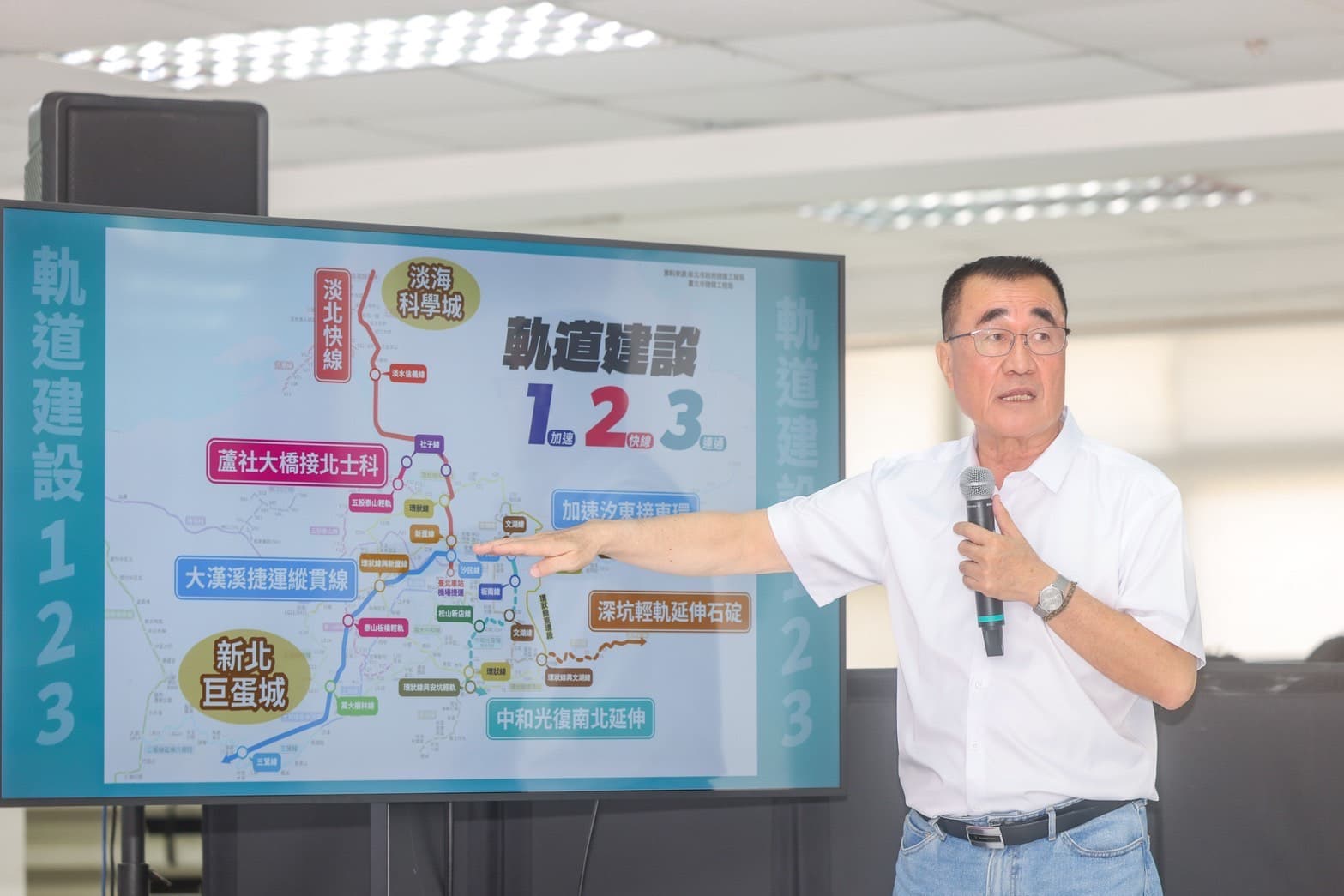 李四川說明軌道建設123政見。(李四川競辦提供)
