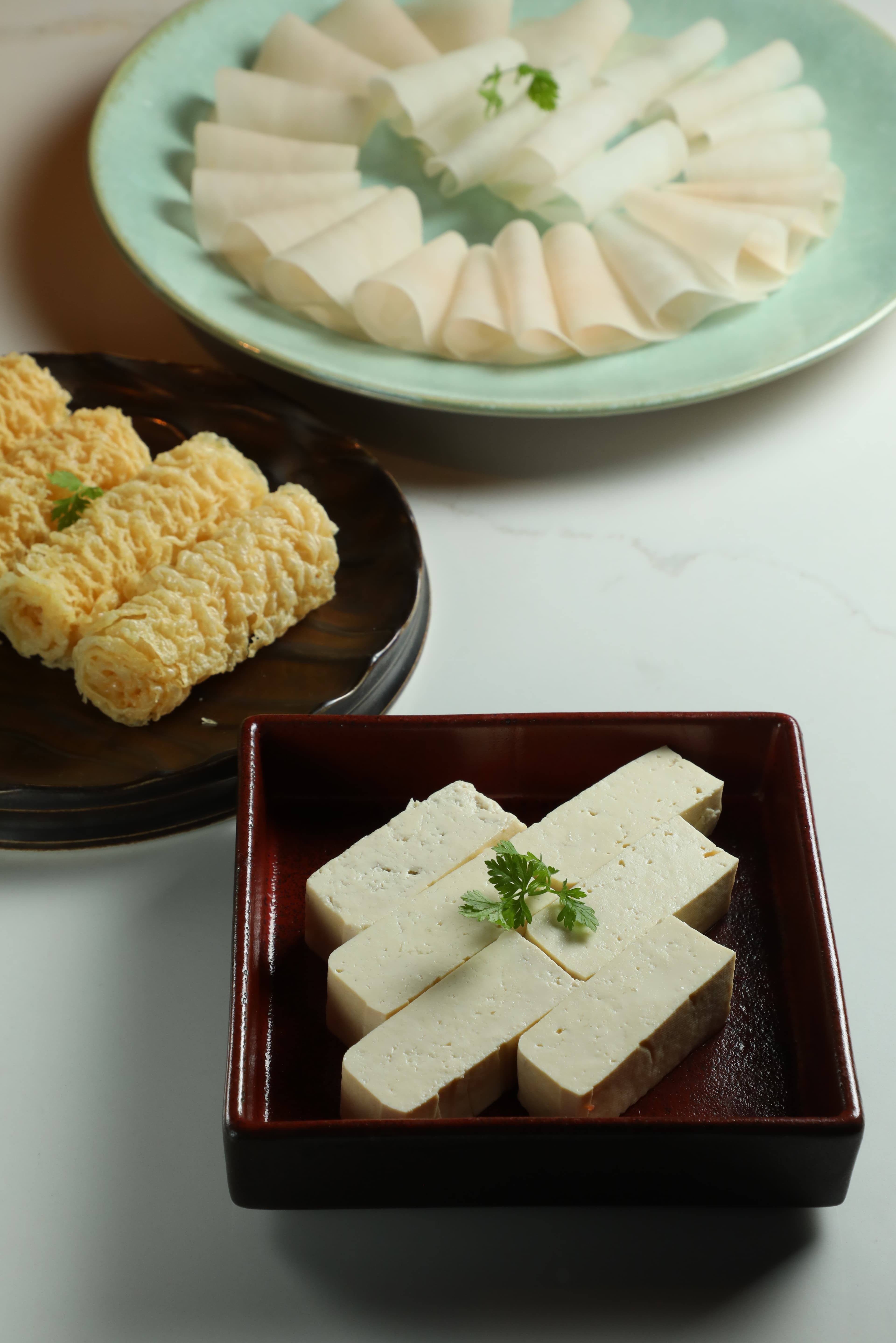 「臭豆腐」放入牛油鍋中吸飽辣味後,更加臭香四溢,越吃越涮嘴。(前,68元/份)